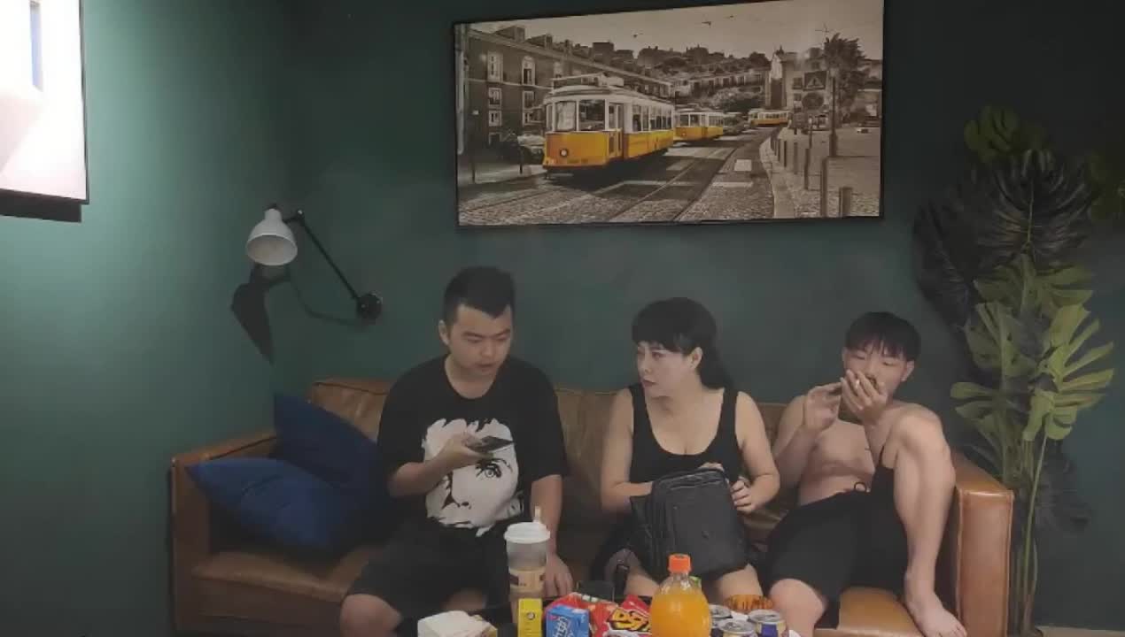 熟女收割机，颜值提升，风骚人妻，兄弟3P，大胸尤物，骚浪劲爆