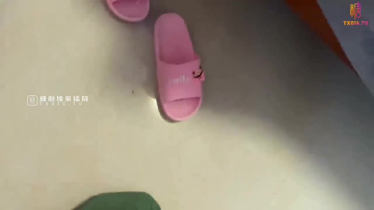 真实母子乱伦 王红妈妈 趁老爸老妈吵架 偷偷到房间求妈妈在给操一次 妈妈不同意直接强奸妈妈 操到妈妈喷水#母子 #骚妈 #强上