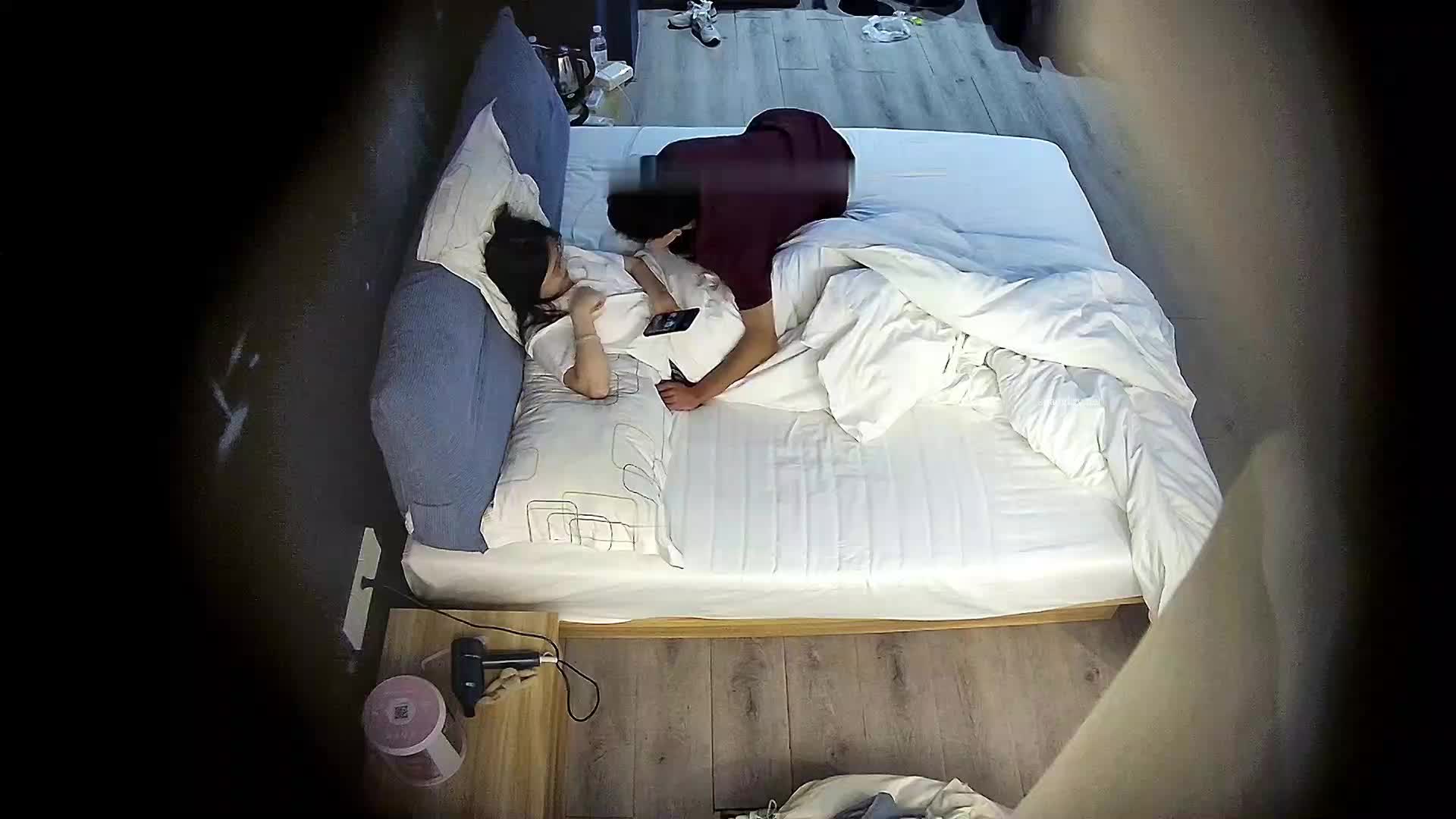 为了感谢各位在频道的支持 
今日福利 酒店反差学生完整更新
戴着眼镜爱穿jk制服的学妹害羞的跟体育生男友开房，跟男友热吻放不开，男友也是个猴急之人，不知道调情。直接隔着学妹的制服就是操，后入那屁股，我看得爱了。就是这么好的打桩战斗机，你就干这几分钟。跟猛男的标签差远了。学妹心里绝对一万个不情愿。这腿，应该能玩个一个小时不成问题。