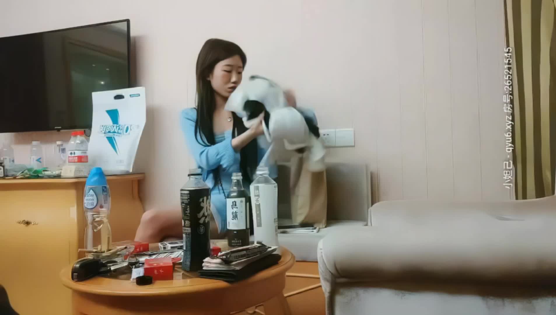 91沈先森探花大师带你找外围，甜美苗条蓝裙妹子，洗完澡换上JK装舔弄大屌，骑坐整根插入侧入猛操