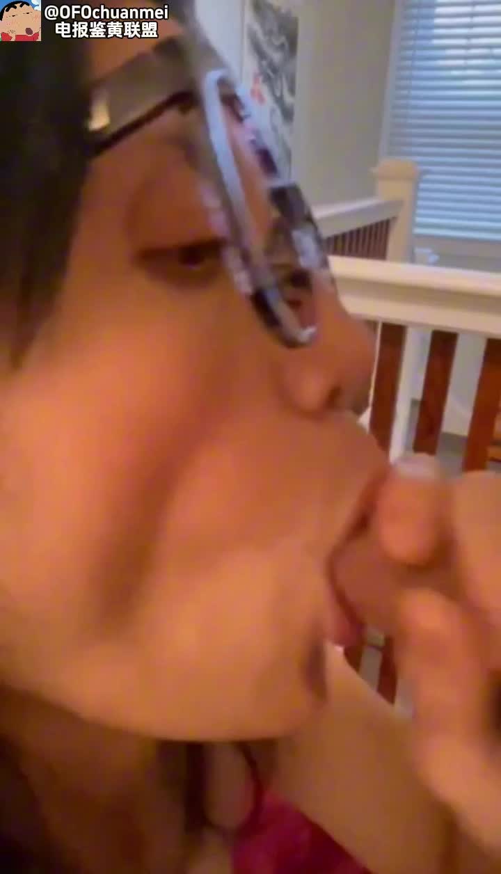 阿姨黄瓜捣逼 小心断在里面 不上点道具估计满足不了这老母狗#熟女 #自慰 #口交