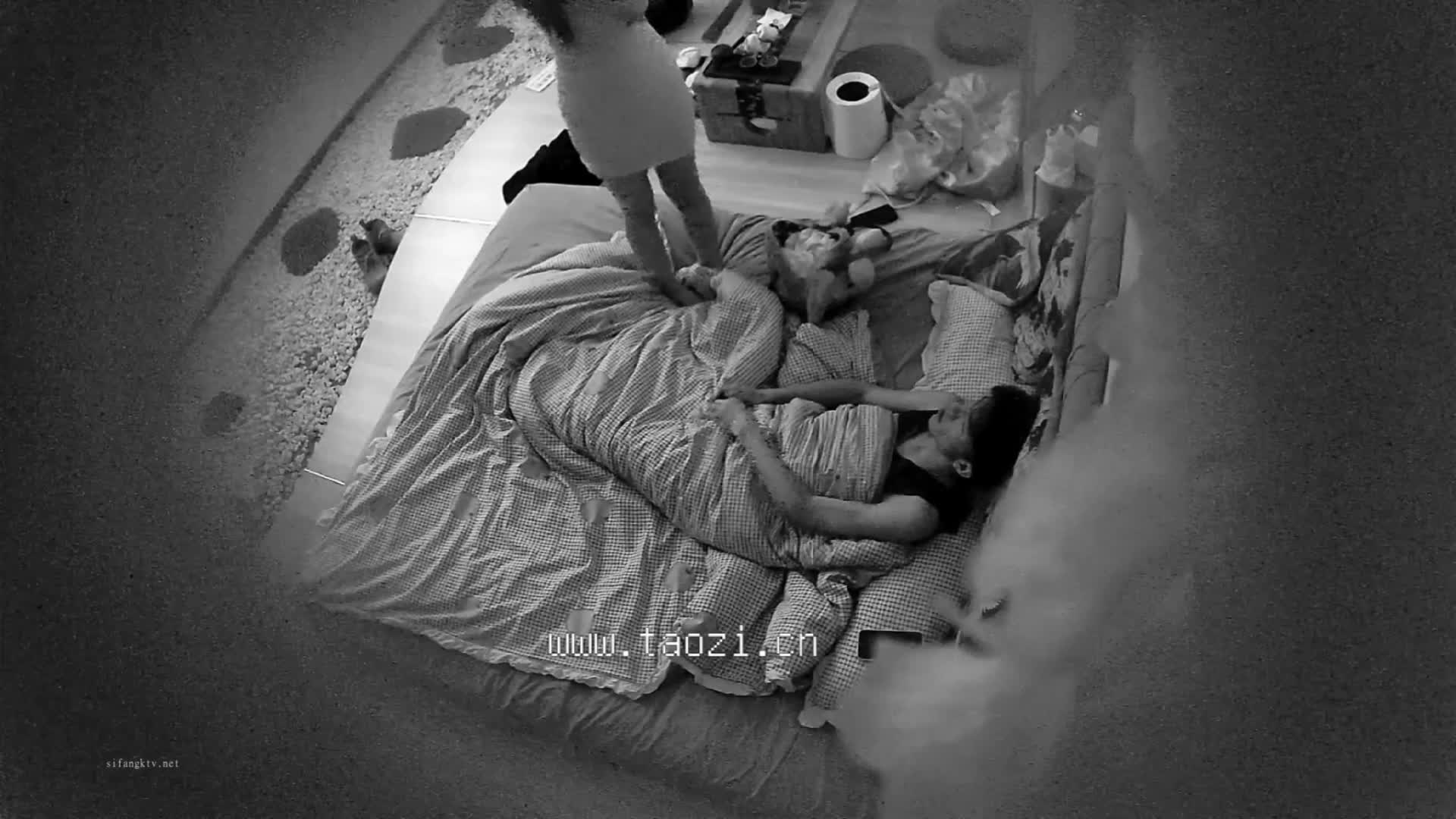 今日福利大放送
安防精品酒店偷拍高颜值潮男潮女炮友关系扇嘴巴疯狂做爱
校园系列。校园时尚潮男潮女，两个人个子很高大长腿，最低身高175以上。两个人谈话不是情侣关系，说是把互相当成炮友，是炮友关系，美女非常骚，非常敏感，性欲很强。

换上性感包臀裙，舔逼抠逼，被后入猛烈输出，操我美女不尽兴，被男主角帅哥抠逼哗哗响的水声听的清清楚楚，美女受不了说我要尿了，结束后边亲美女边扇美女嘴巴！