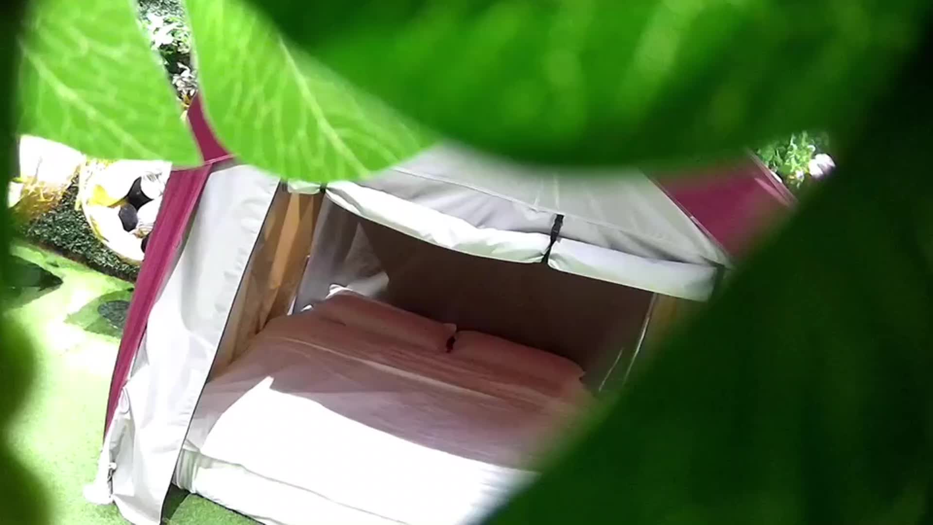 国产偷拍 酒店福利完整版
针孔偷拍小情侣为了自己做爱不被人发现，搭起帐篷，应该也是为了寻求刺激，里面疯狂的打桩，叫声太淫荡了，高潮了一次又一次。太刺激，特别是乘骑，能感觉到学妹已喷出一阵阵淫。这女应该舞蹈专业的，这小蛮腰，极品身材。能操到这么骚的女友真的艳福不浅。真的极品