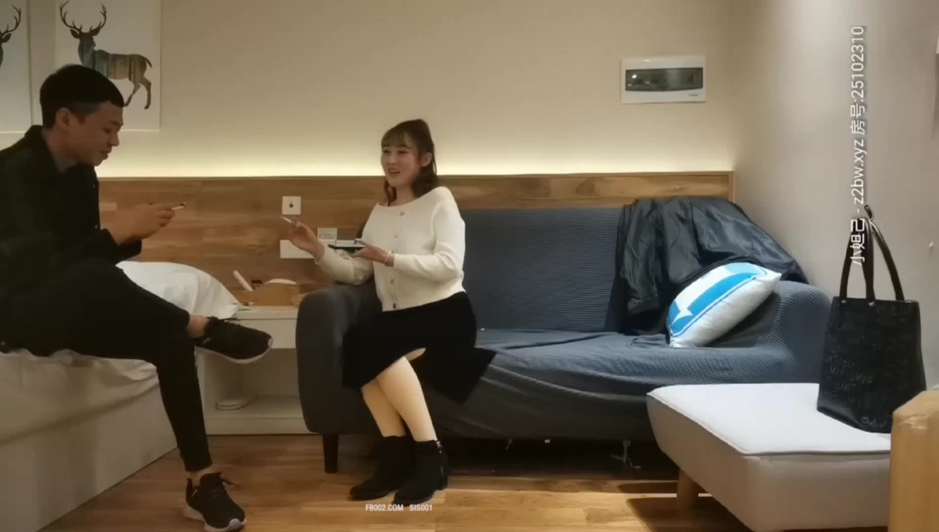 【AI高清2K修复】老黄上场，妹子很有镜头感，屁股超会迎合