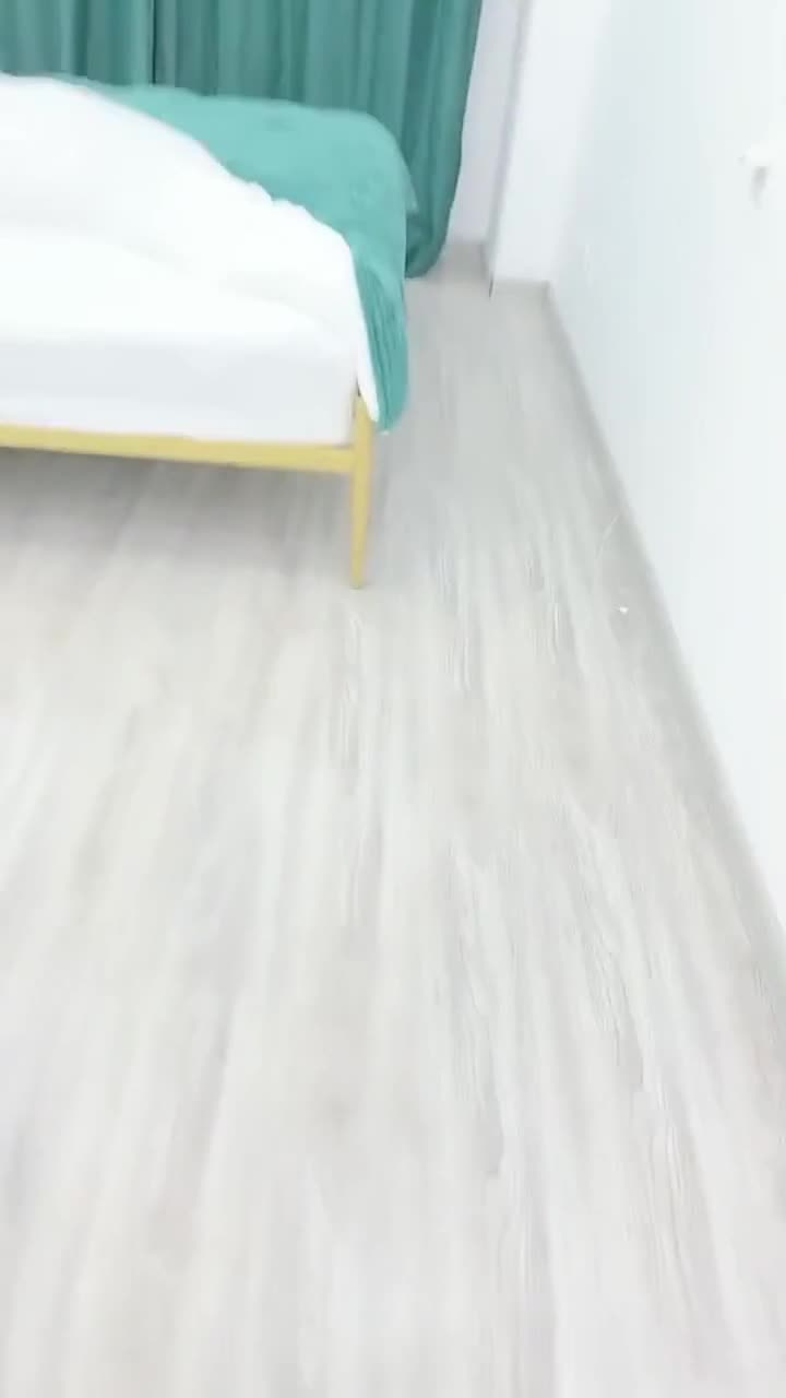 ri.bi-萝莉美眉 哥哥轻点我有点害怕 啊要喷了 身材苗条细长腿 白虎鲍鱼超粉嫩 边操边喷水娇喘不停 最后内射