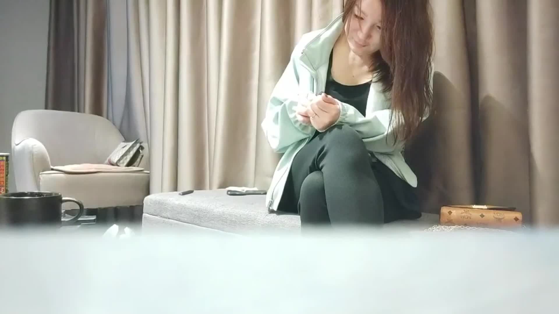 ri.bi-良家轻熟女 有老公就不能爱你 不行你起来了 身材丰腴先聊聊天被强行脱衣骚穴还挺粉被猛舔猛抠各种输出无套内射