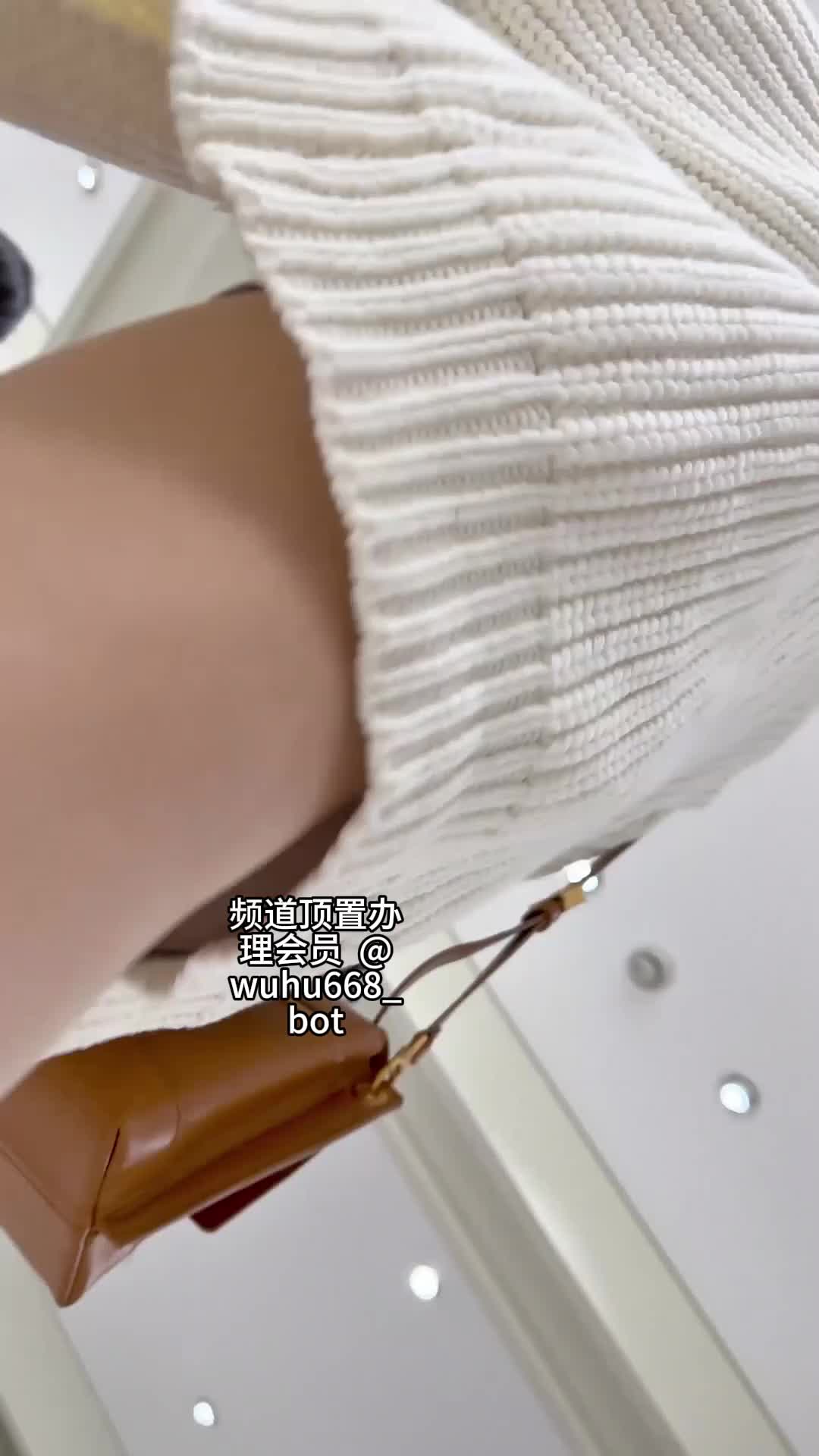 真实针孔偷拍 紫色原味内内福利
精品街拍  极品反差婊跟闺蜜逛街，大神跟随偷拍，清晰肉肉的丝袜，原味紫色性感小内内，粉嫩的鲍鱼逼