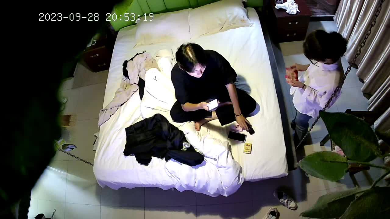 最新酒店偷拍
穿着清纯可爱的眼镜女学生跟男友开房啪啪，脱掉衣服换上情趣内衣黑丝袜的那一刻我终于明白了看人不能只看外表，还真是个浪蹄子，男友扛起双腿狂操的时候还发出娇滴滴的呻吟声