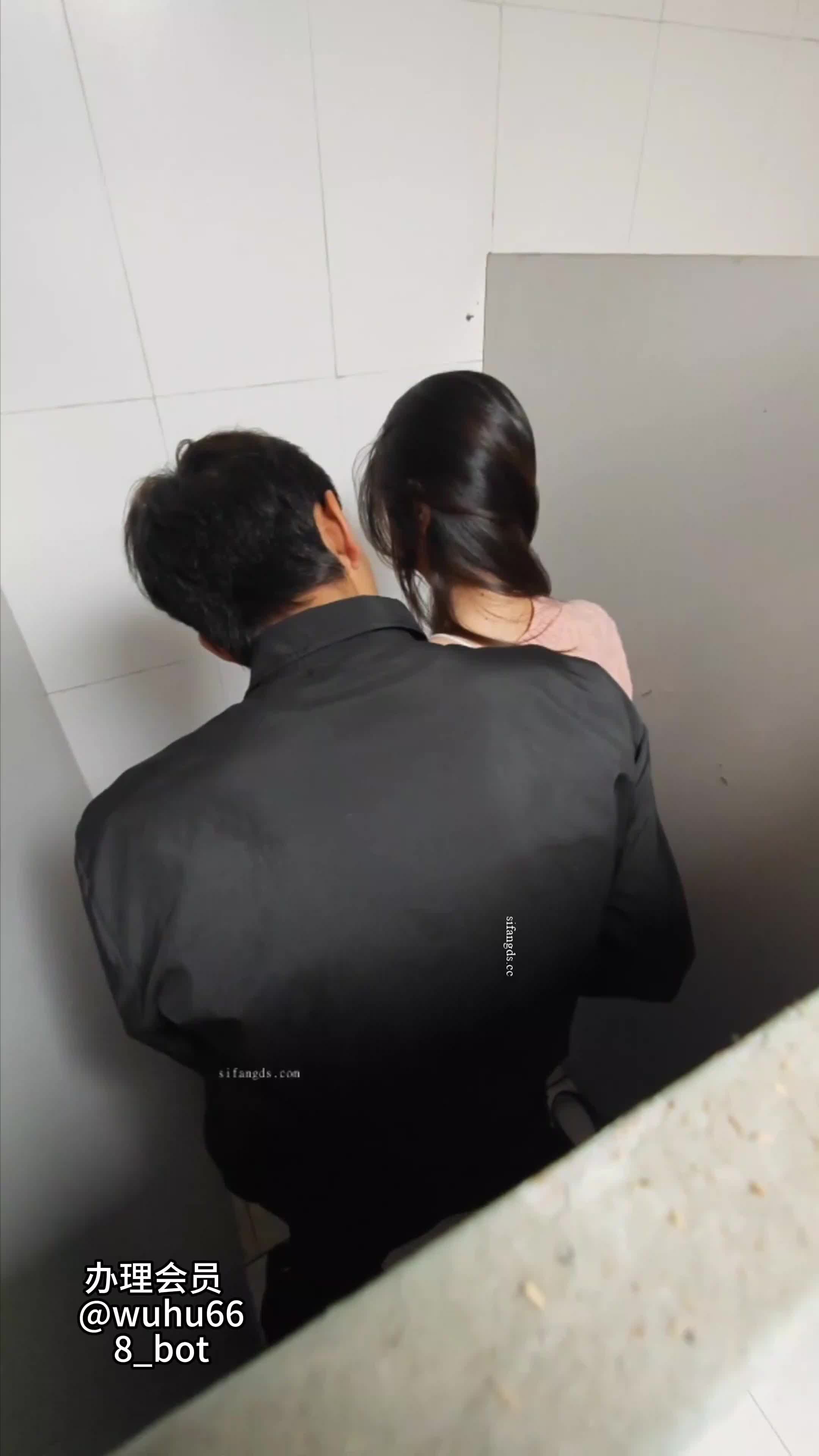 精品偷拍插眼 福利完整版
真实偷拍 现在年轻人都喜欢刺激的性生活
大神尾随男友陪同上厕所的颜值气质美女偷拍️到她两在厕所啪啪虽然拼命压低声音，但喘息掩盖不住。这种性爱方式其实不管是谁都觉得非常刺激。特别喜欢这种真实刺激资源