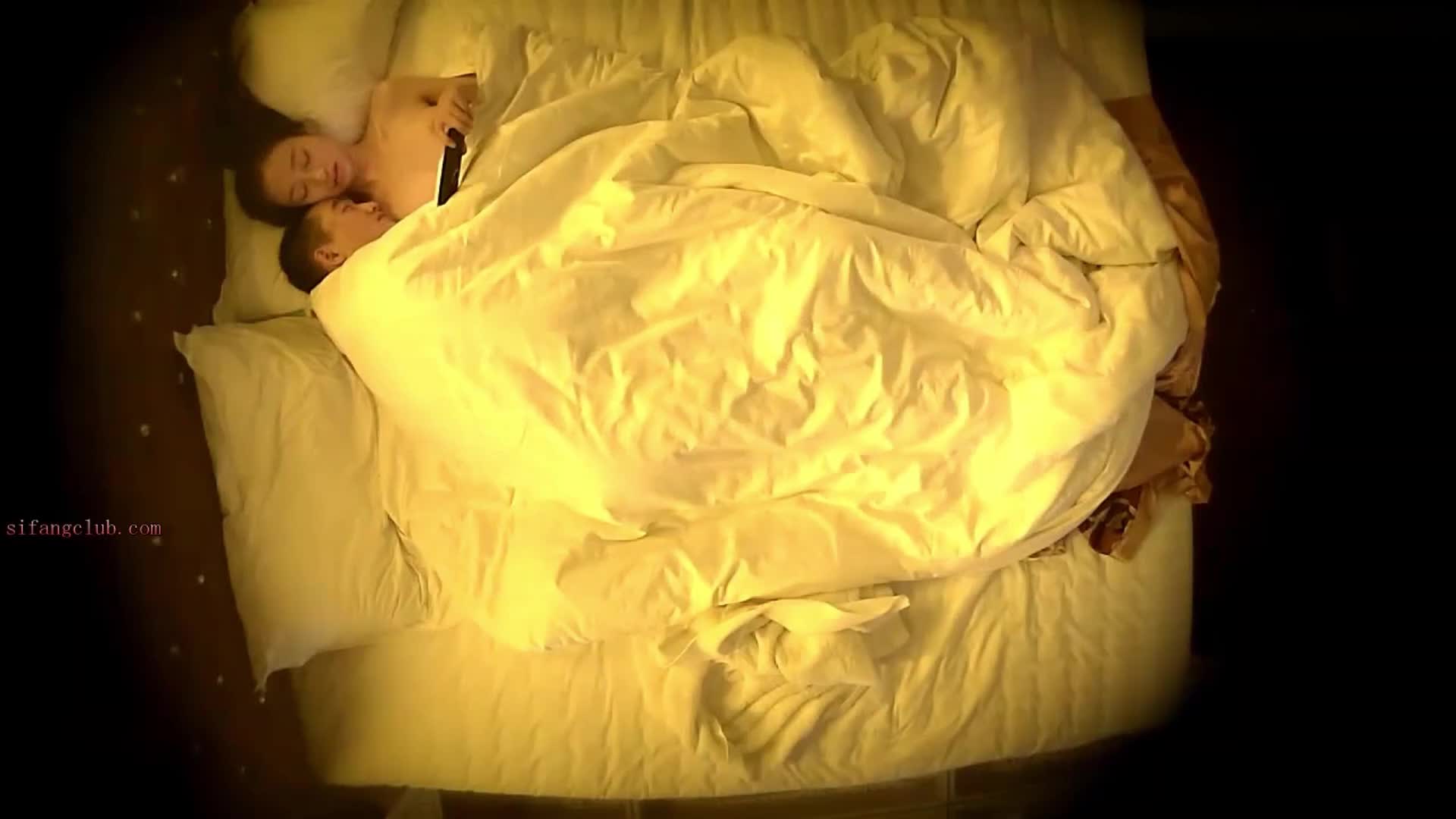 国产偷拍 会员极品清纯妹子预览
监控破解上帝视角精品反差婊跟肌肉男友激情深入交流，穿着牛仔裤小短裤小吊带，这不就是初恋女友标准的搭配，肌肉男对白白的屁股粉粉的骚逼情有独钟，后入操的叫声极为淫荡。干完第一炮，小骚货不满足，️抚摸着男人的两个蛋蛋，加交，敏感的男友，鸡儿快速硬邦邦，娴熟扶着大肉棒塞满整个骚逼，看男友的表情就知道有多爽。干上了第二炮，这屁股翘起来了的时候，谁看了都想擦两下。太正了。这种反差婊有喜欢的嘛？
️《完整版已更新顶置24小时自助办理会员》