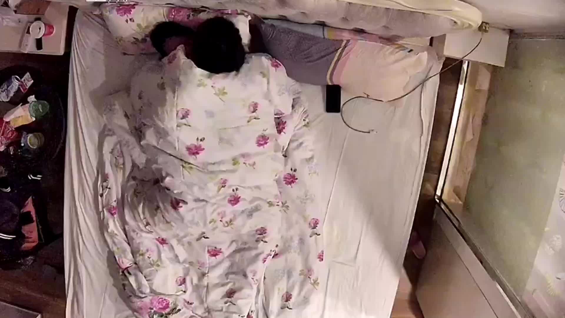 真实偷拍 酒店反差女学生
针孔偷拍上帝视角体育生跟学妹激情性爱，操逼操一半拔出还有两人深入交流的淫液的肉棒要学妹口爆，20分钟把学妹操的高潮了两次，穿上白袜子跟衣服外人面前的清纯小学妹，床上就是男友玩物小母狗。