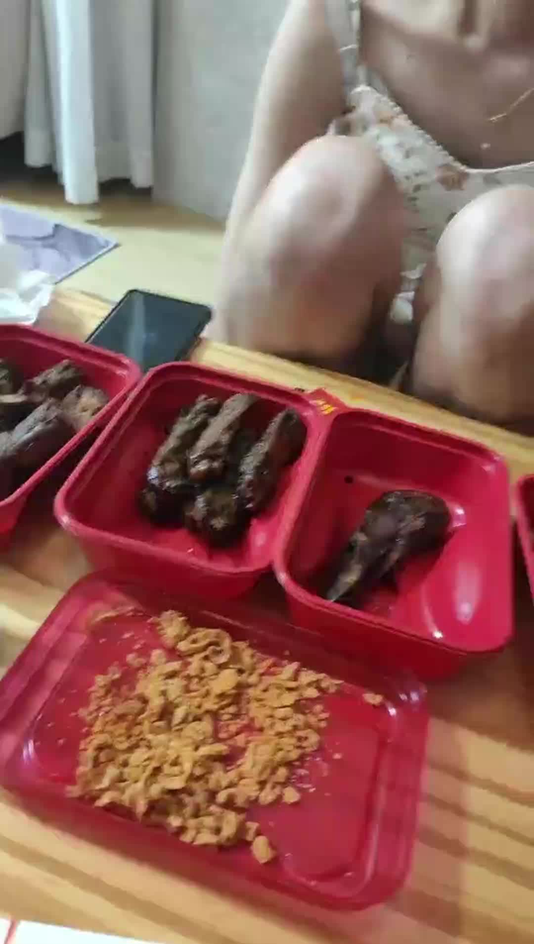 真实偷拍 刚刚离异人妻熟女
小胖哥约刚刚离异的女同事吃饭安慰，两人聊的特开心，各有各的算盘，你看的找人倾诉，男人看的是你身子。聊的起劲两人沙发上不自觉的热吻，剧情真实，真实感拉满。两人尽情的床上用性激情释放着对生活的压力。这种才是真实当代社会的正常现象。