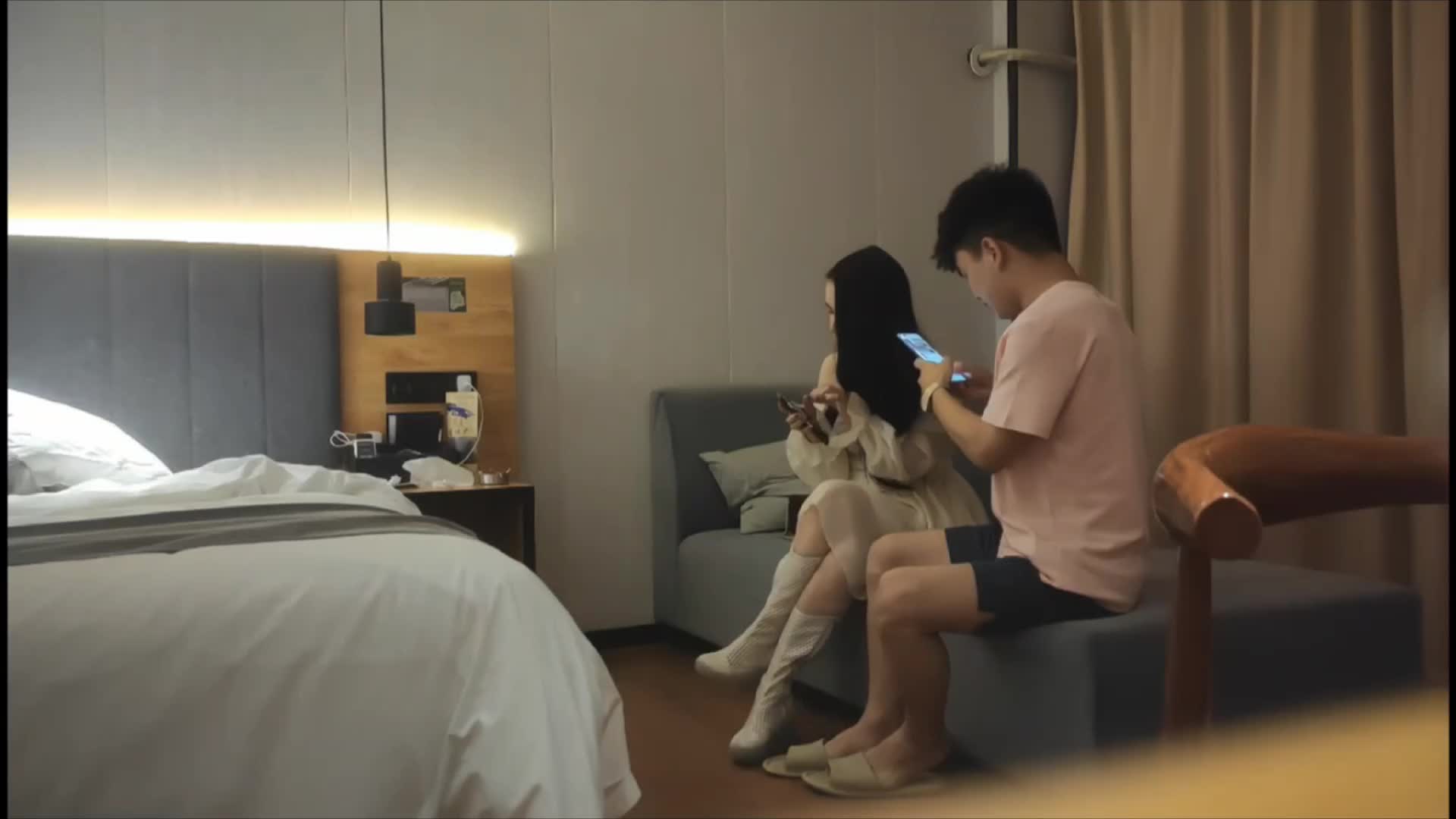 【胖子工作室】约的外围女神场，甜美小姐姐被摔在床上，暴力抽查蹂躏，精彩劲爆  64分钟