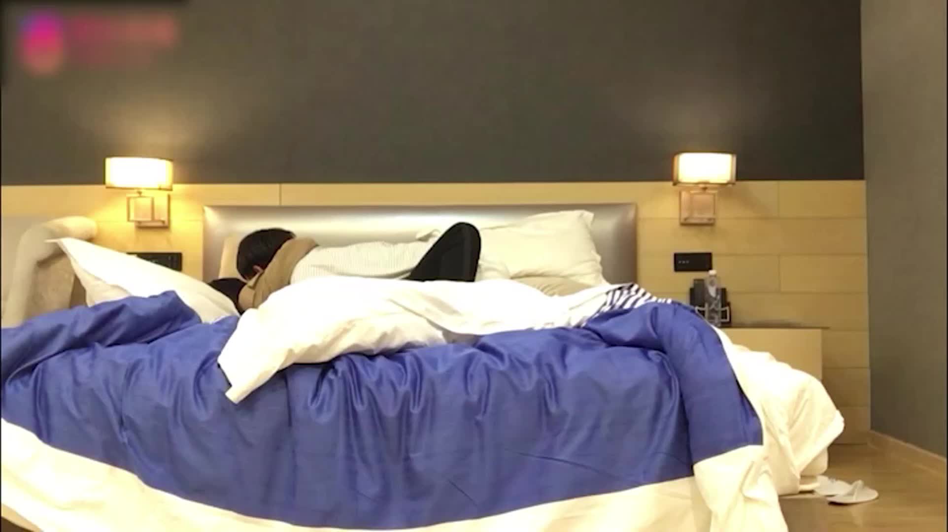 真实偷拍 酒店激情约炮
有男朋友丰满骚货备着男友跟大神酒店约炮，强行拔开衣服吸巨乳，男友打了n个电话不接，其实在含着别人的大屌，别人开发过的女友真的骚。最后被强行内射