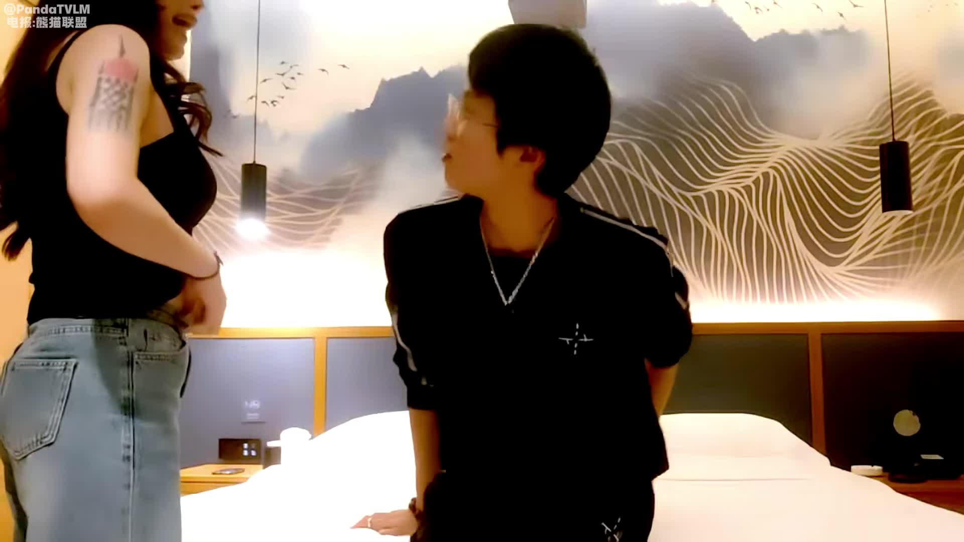 #熟女探花新晋探花小哥，肉肉骚熟女，弄了半天还是软的，尴尬的走了