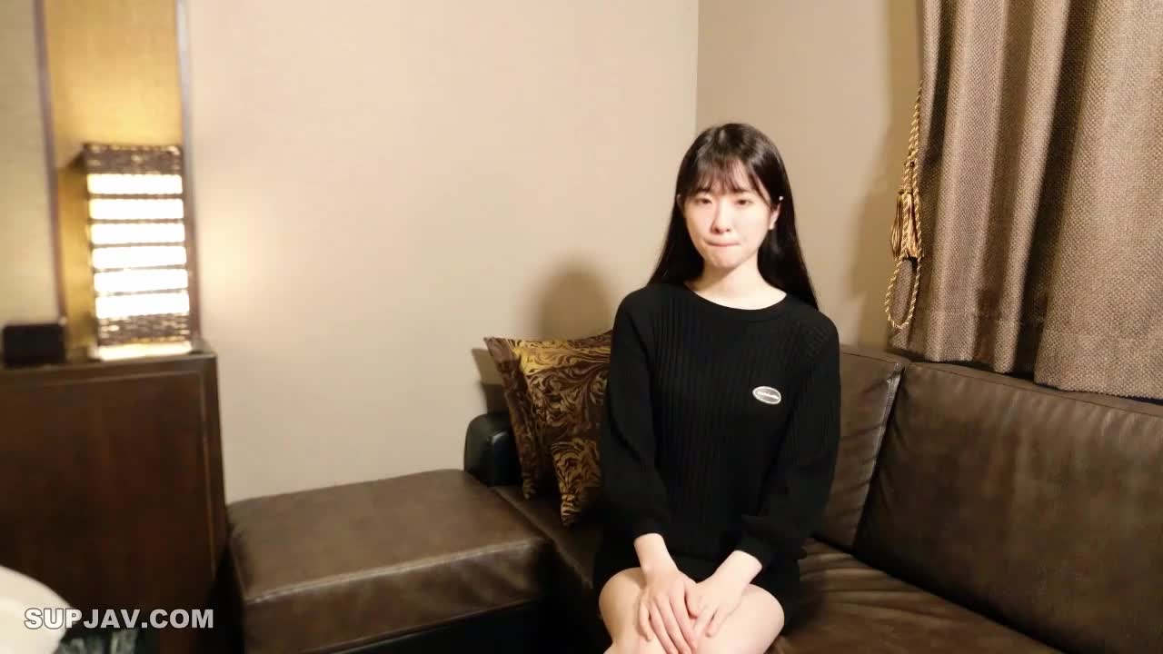 好清纯的18岁美少女，全身白皙白里透红，乖巧的乖乖女，很安静很害羞，大鸡巴插了也不敢叫出来