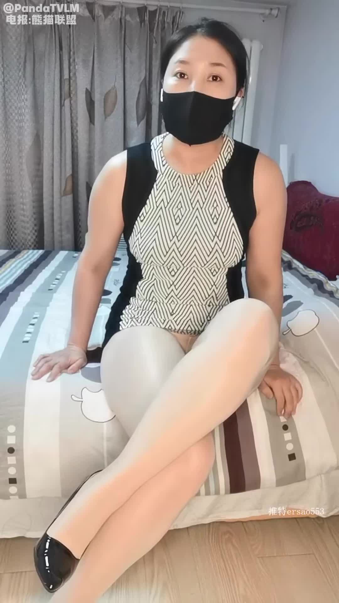 #桃子冰妈妈剧情演绎想被丝袜里插着玩具的妈妈训斥耳光吗？