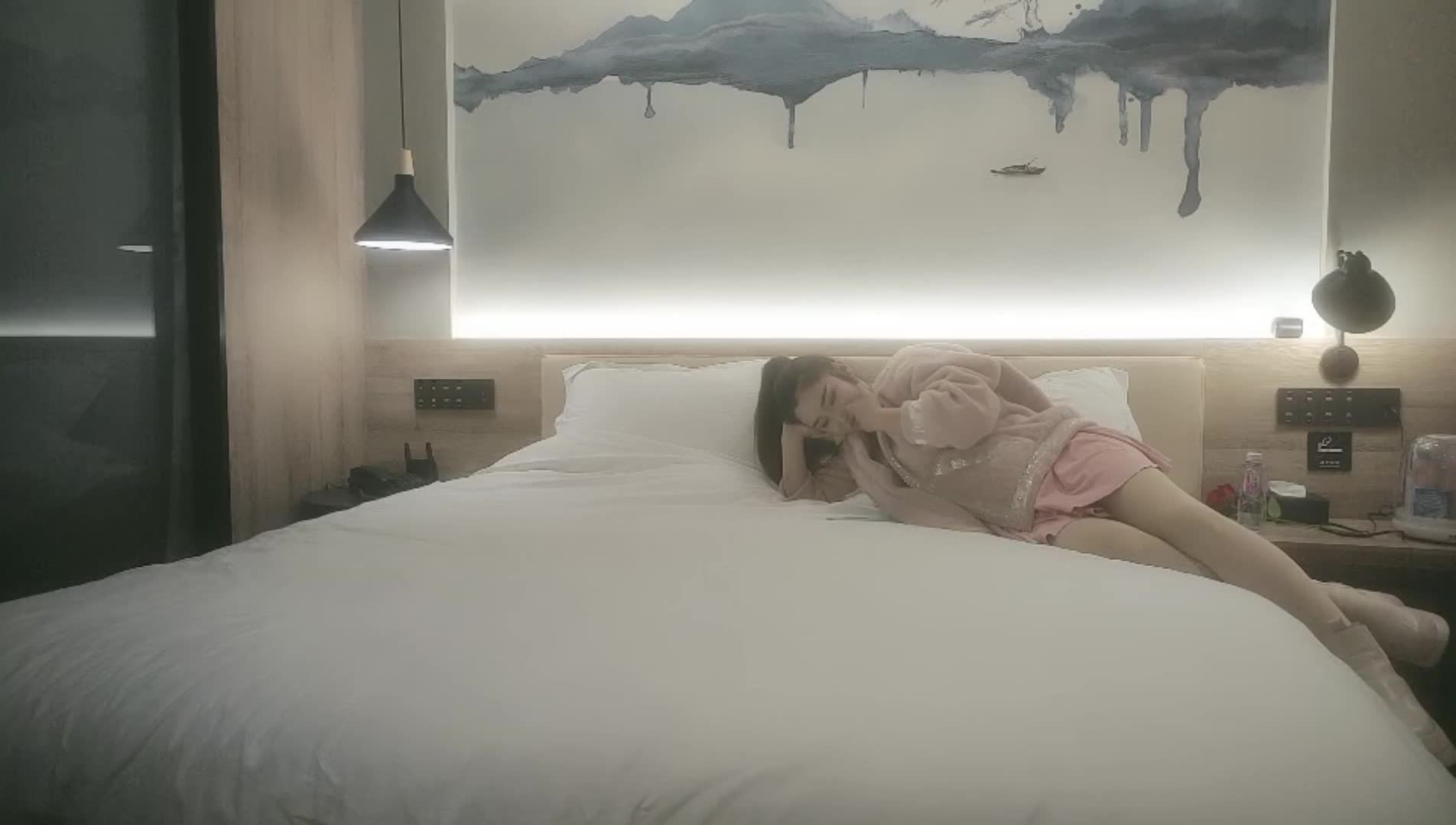 【小马探花】马尾辫风骚小少妇，镜头前深喉口交，扒掉内裤吸奶揉穴，正入骑乘姿势轮换着操