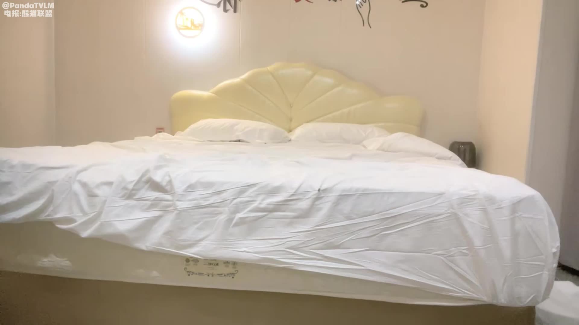 【眼镜败类探花】纹身小哥第三场，来了个轻熟女，埋头吃大屌，骑乘位大屁股猛砸，顶不住射了