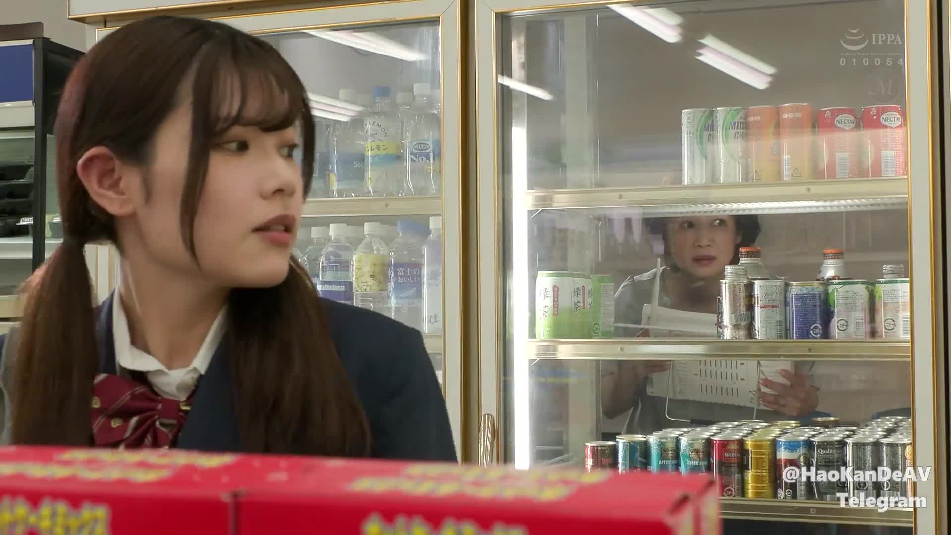 为了补偿女儿的错 熟女妈妈沦为性奴隶 ROE-203#朝霧浄 #友田真希 爽爆 友田阿姨的新片算算年纪已经50岁了 还能有这样的状态真是极品美熟女啊。这部片男优的骚话很有意思，明明对老阿姨非常垂涎，却威胁老阿姨勾引他。剧情的设计很不错：总结就是妈妈为女儿的错献身店员，不得已之下被店员调教的故事。而且结局是完整的。值得慢慢看。女儿的演员也挺漂亮的 ，女儿主动献身居然不要。看来也是个顶级熟女控