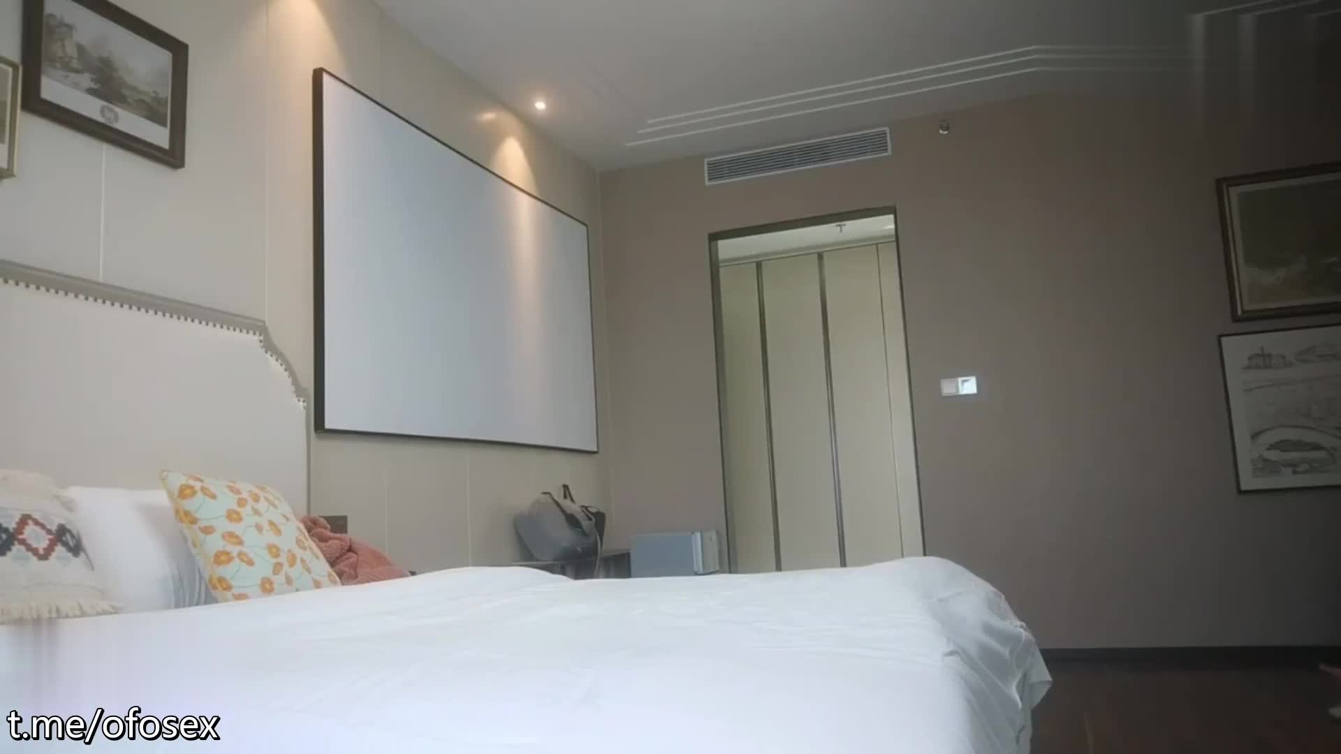 【#老王探花】1600元约了一个19岁170CM极品身材学生妹，身材苗条，各种配合姿势，下面水好多