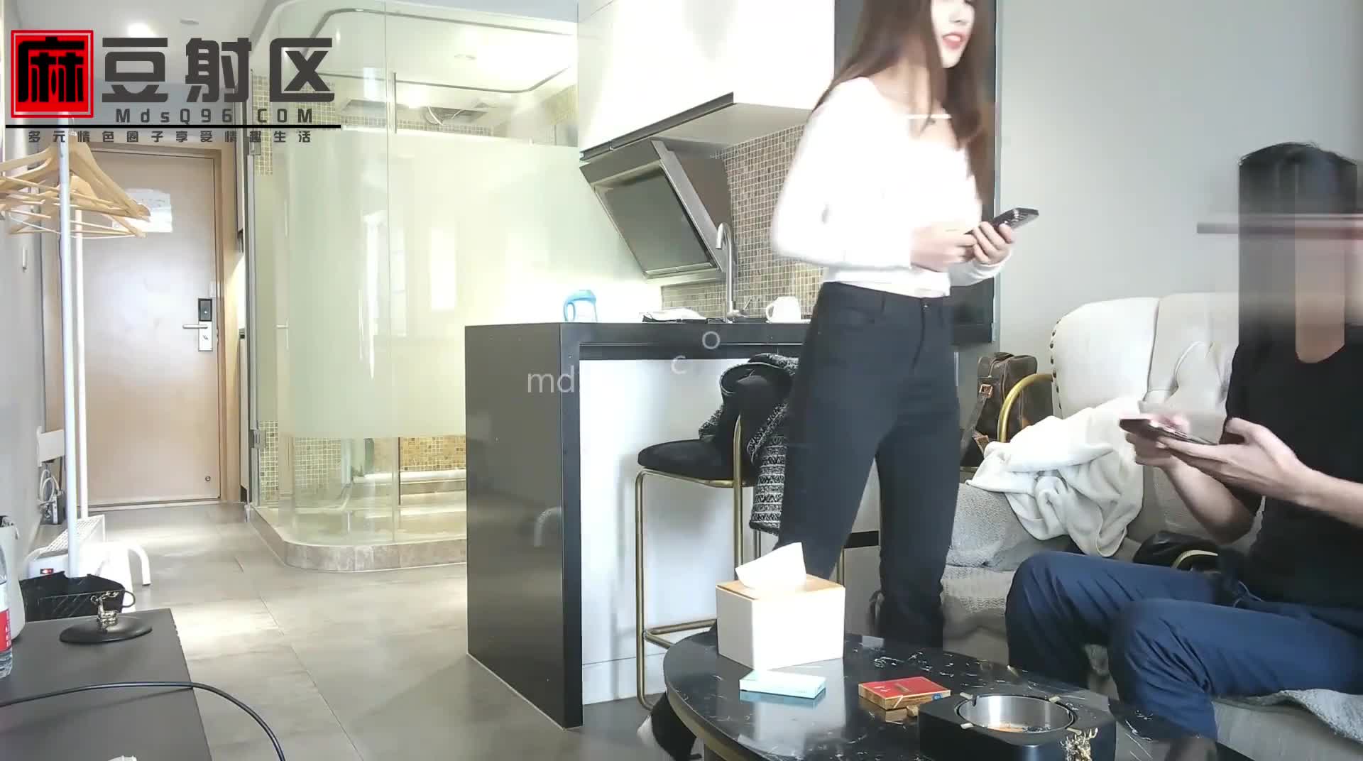 「#麻豆探花」痴男荡妇白日宣淫 黑丝长腿无套内射