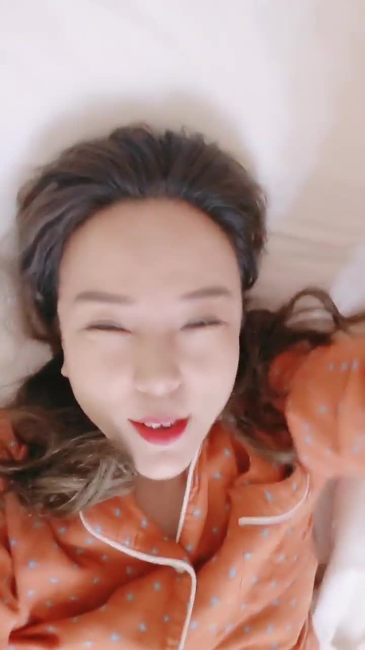 性感熟女主播，剧情演绎挑逗儿子母子乱伦。丰满白嫩的肉体，激起小伙无限的欲望，拍在妈妈身上尽情发泄兽欲。