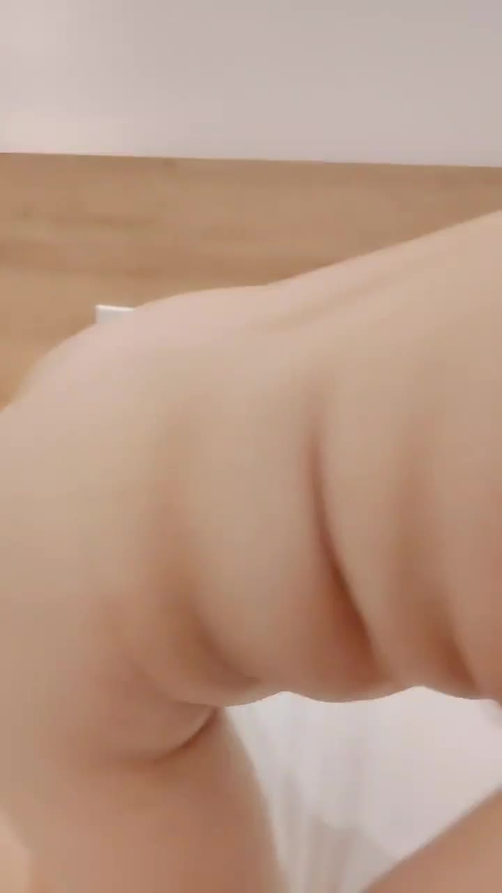 性感熟女主播，剧情演绎挑逗儿子母子乱伦。丰满白嫩的肉体，激起小伙无限的欲望，拍在妈妈身上尽情发泄兽欲。