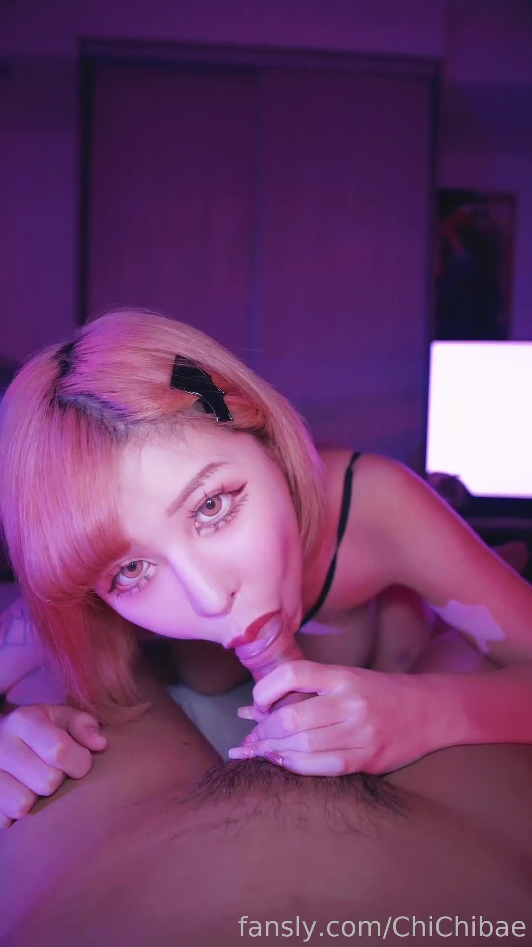 ri.bi-【12月新品福利】，淫语性瘾百变COSER，FS热门女神【ChiChibae】超清付费，连体情趣小皮衣