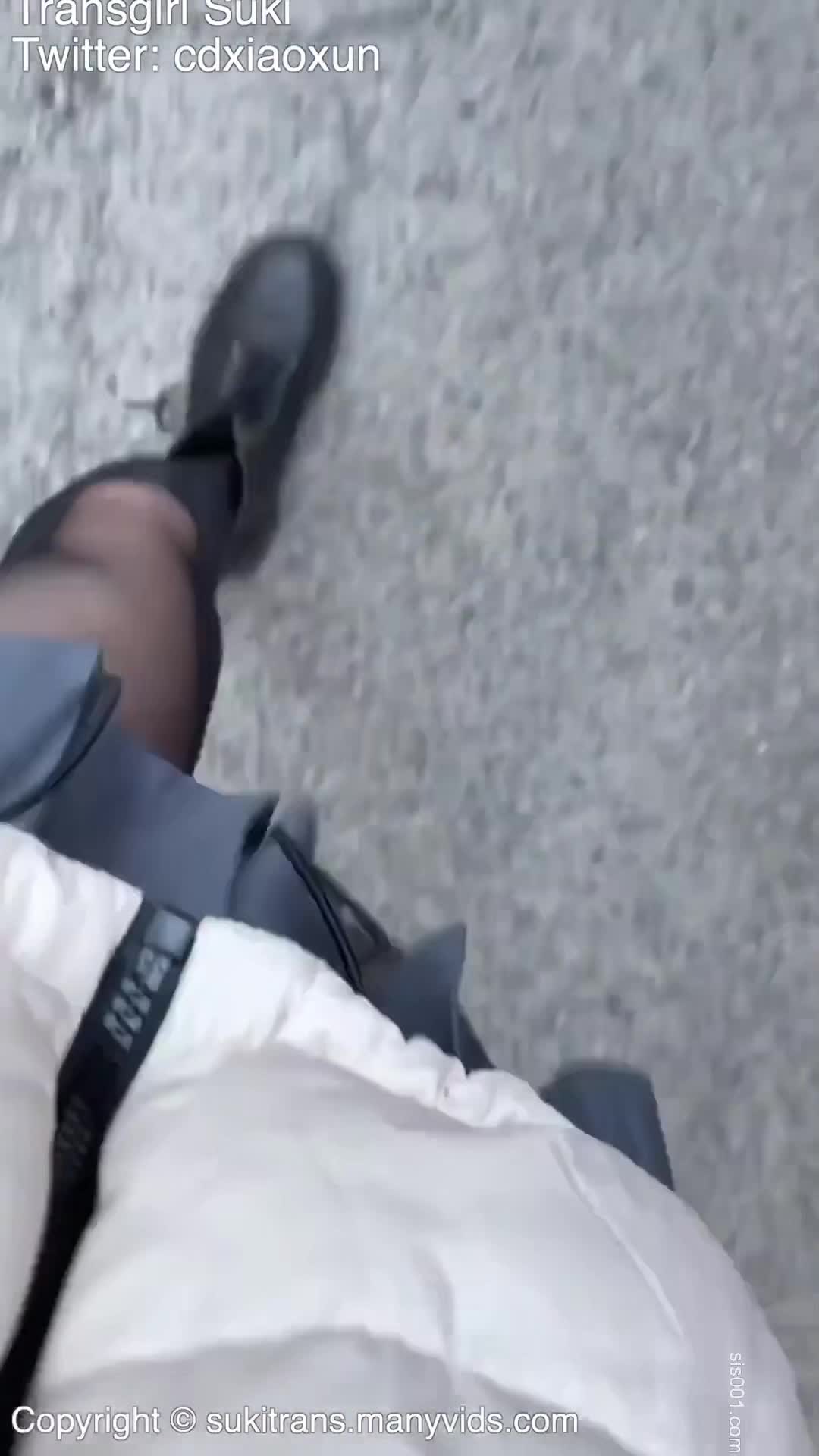 ri.bi-漂亮黑丝伪娘cdxiaoxun 大白天穿着真空裙子来到小区公园坐在长椅上 撸着仙人棒表情有点紧张 射了自己一丝腿精液