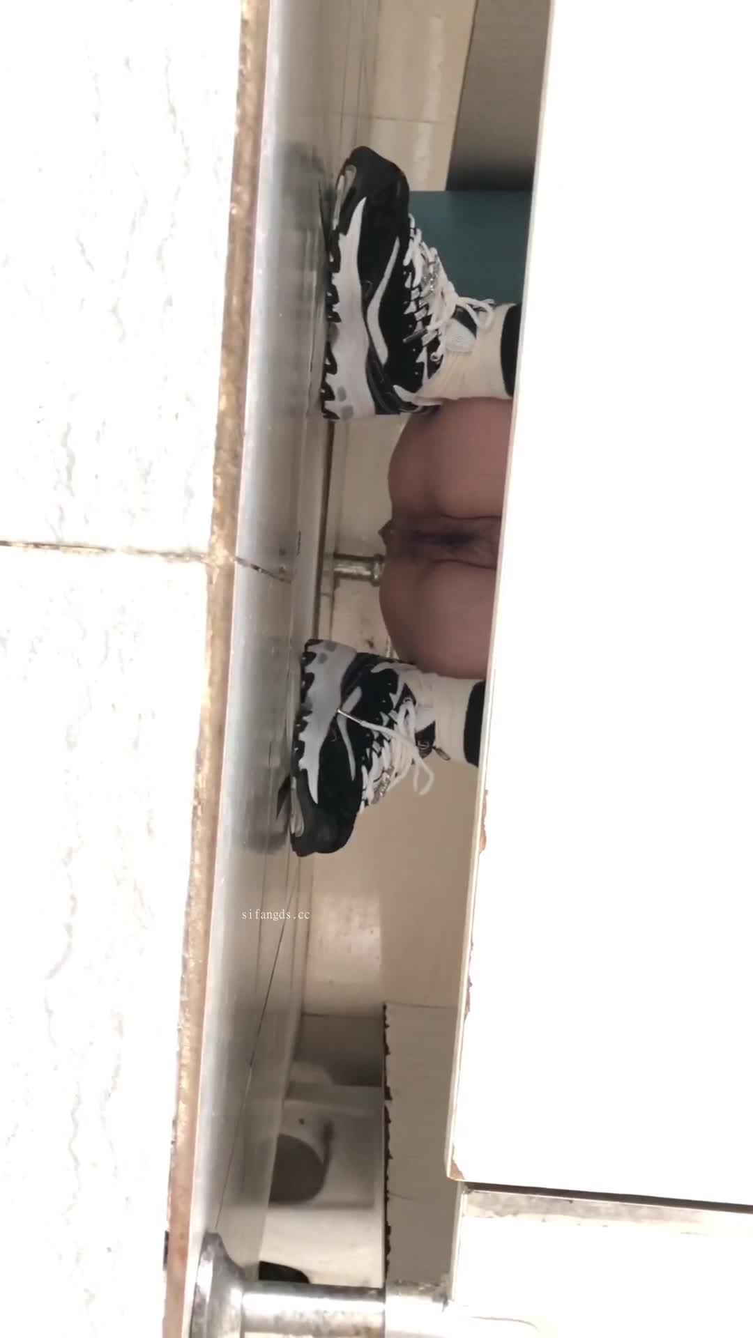 ri.bi-路边公厕所全景偷拍 3位小姐姐的肥美大鲍鱼