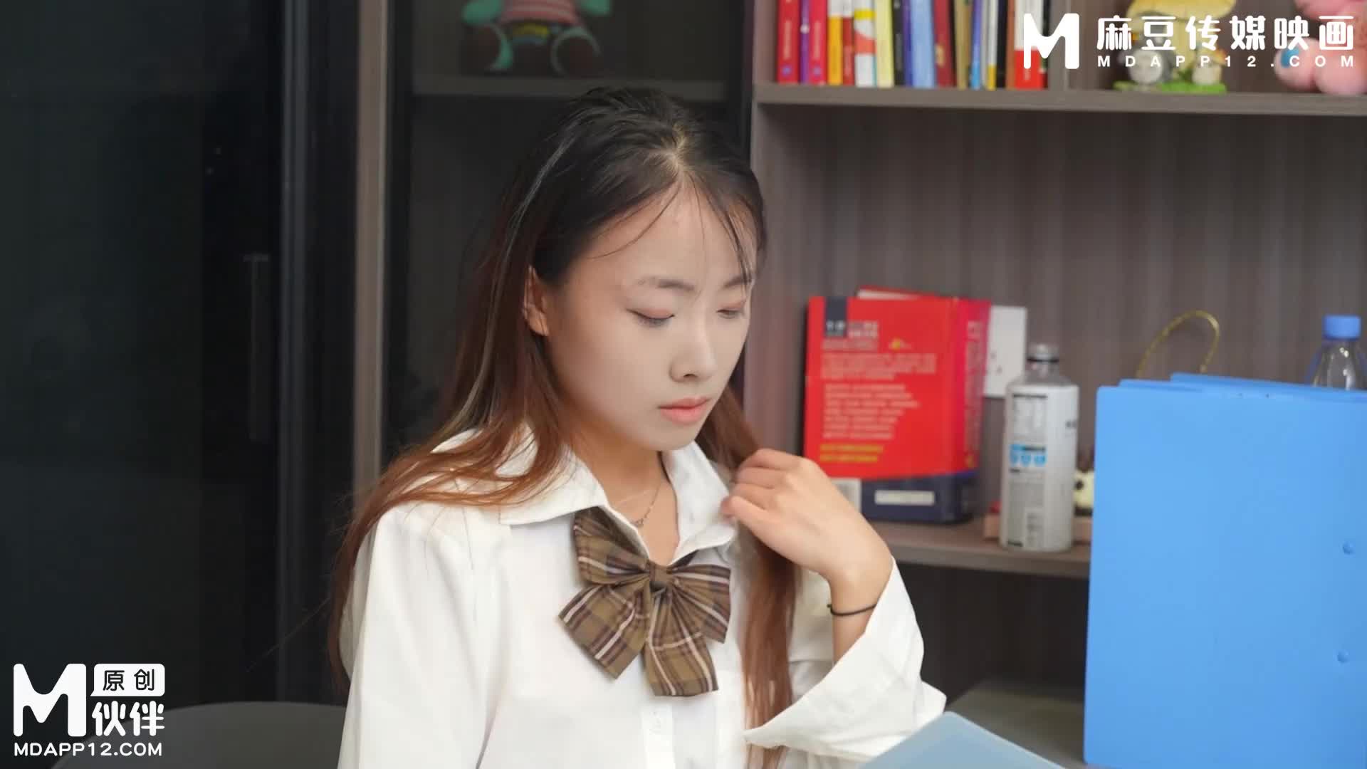 ri.bi-绝对领域 LY-067《禁忌的合租生活》 花洒湿润少女的身-肉棒撬开美妙的穴