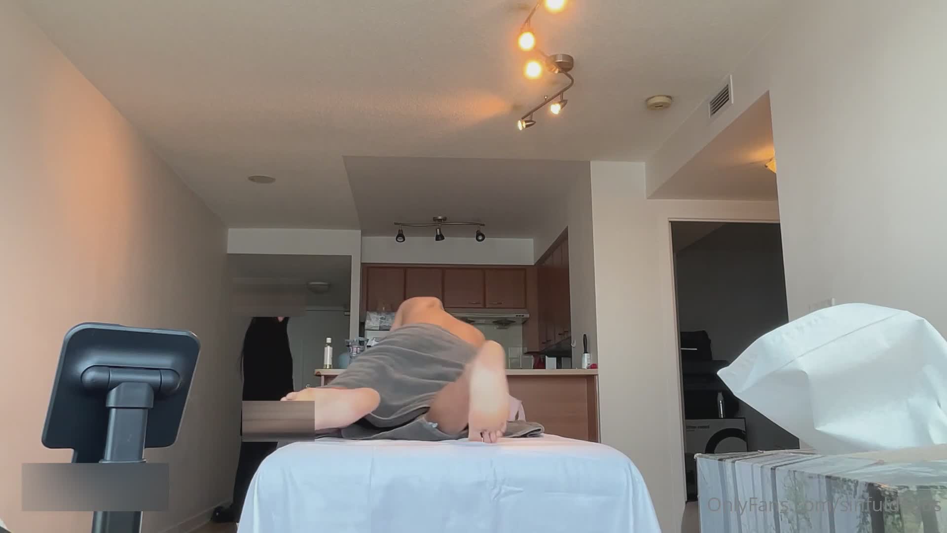 ri.bi-【英文对白字幕】预约上门女按摩师自愿献身韩国大屌痞子「sinfuldeeds」OF私拍“抬起来，别射我脸上”首约新加坡技师