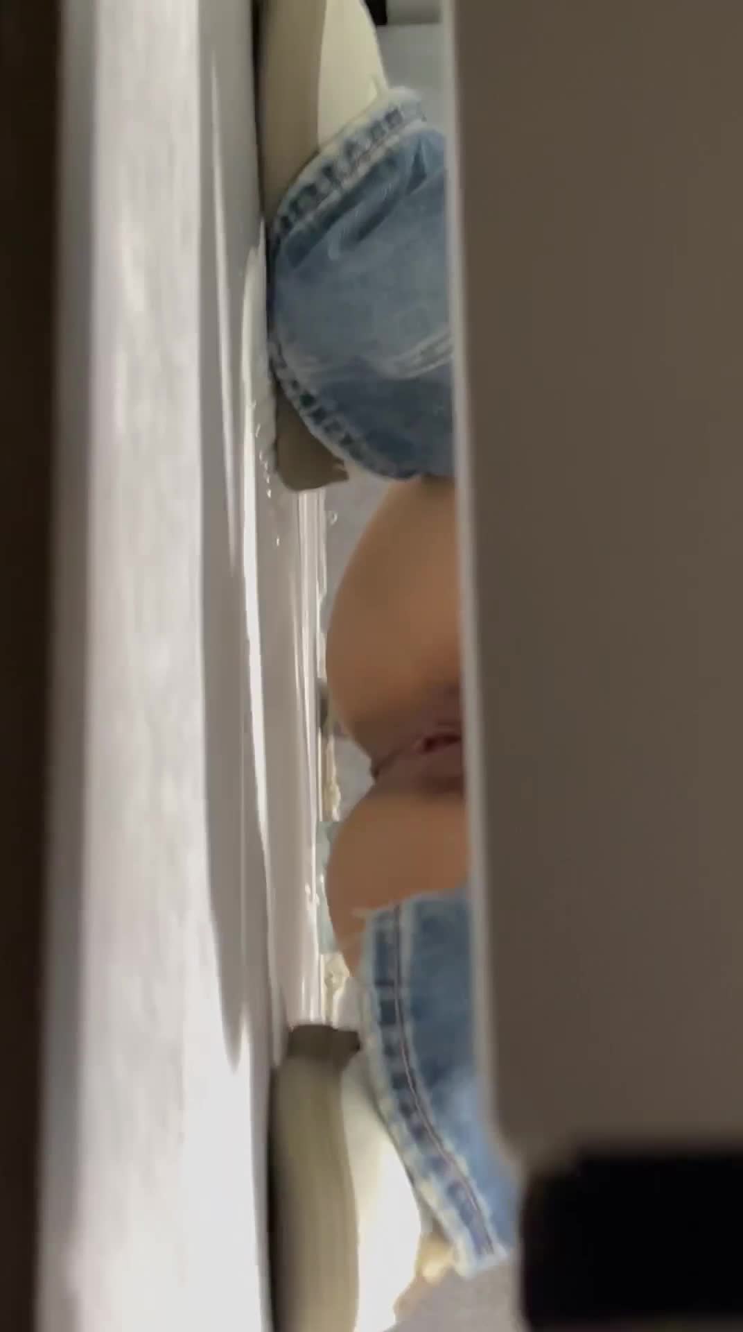 ri.bi-商场女厕全景偷拍牛仔裤小姐姐 出来的时候用蔑视的眼神看小伙 拍我B就算了还拍我脸