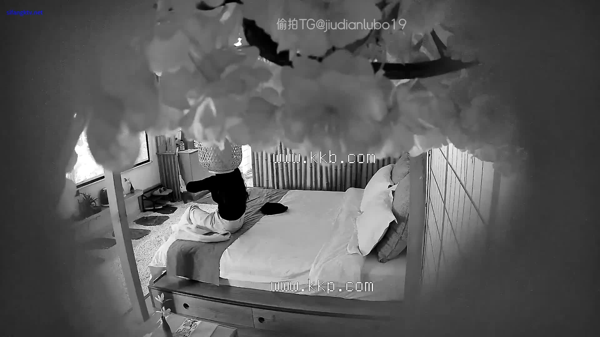 2024-1-16早期酒店偷拍 情窦初开的小情侣酒店开房第一次操逼 男友好似第一次见到骚逼一直扣个不停把女友爽翻了