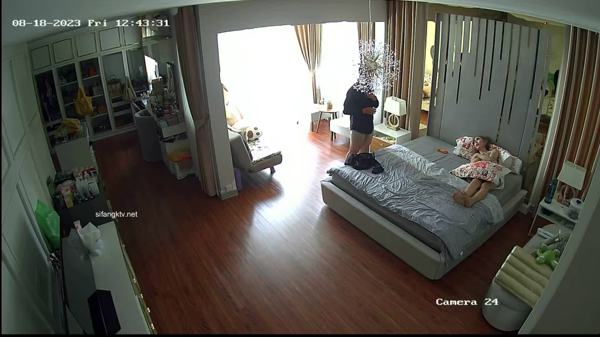 2023-8-18绝版黑客破解家庭摄像头偷拍 午后少妇的秘蜜 家庭摄像头拍到的真实偷情场面！老公是某个大公司的高管，平时工作忙得很，经常要出差或者加班。那个少妇看起来也就三十出头，保养得特别好，皮肤又白又滑，胸前那对奶子又大又挺，她出轨对象是个二十出头的小帅哥，这天中午，老公果然又去上班了，少妇立刻打电话把那个小帅哥叫到家里来。这小子估计是第一次偷情，紧张得不行，小帅哥刚摸了几下她的，就忍奶不子住插进去了。可惜啊，可能是因为太紧张了，这小子不到两分钟就在套子里射了。