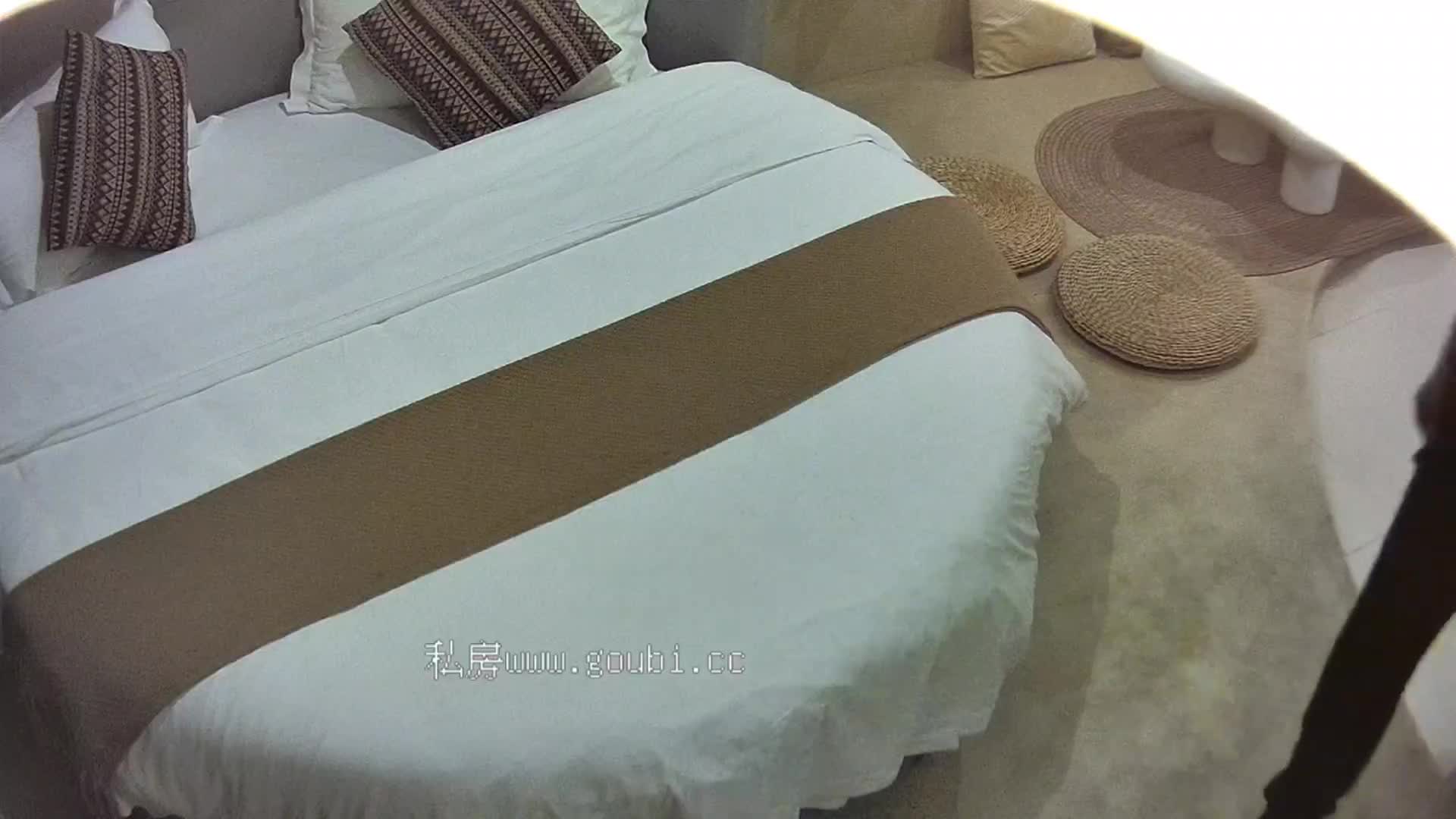 2024-10-19 最新流出酒店情趣大圆床偷拍 重磅新作！丝袜少妇背着出差老公与单位老王偷情，情趣圆床上毒龙钻加吞精，现场画面简直太刺激了女生穿着连体丝袜情趣内衣毒龙出击尖叫不断少妇配合 口爆吞精_1