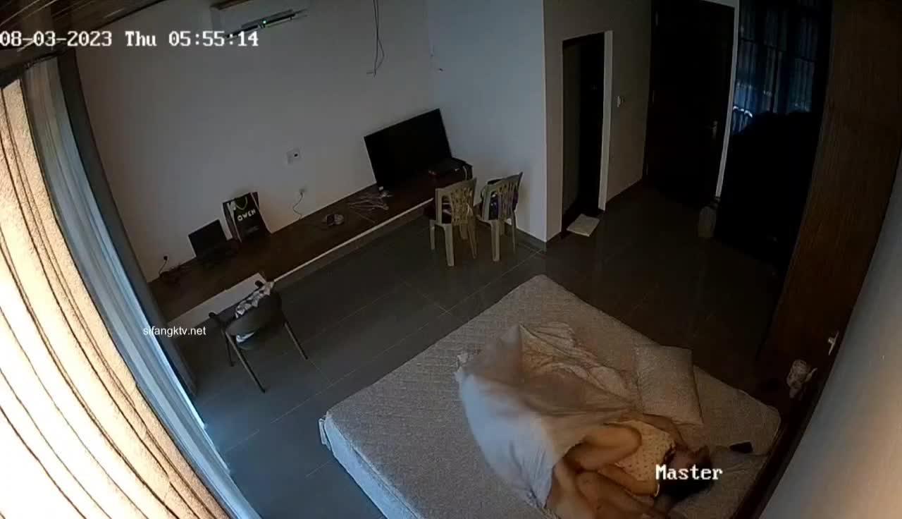 2023-8 绝版黑客破解家庭网络摄像头偷拍 刚刚黑进了一个年轻夫妻的家用摄像头，没想到竟然赶上了他们早上打晨炮的好戏！这对夫妻年纪都不大，看起来像是刚结婚没多久的样子。