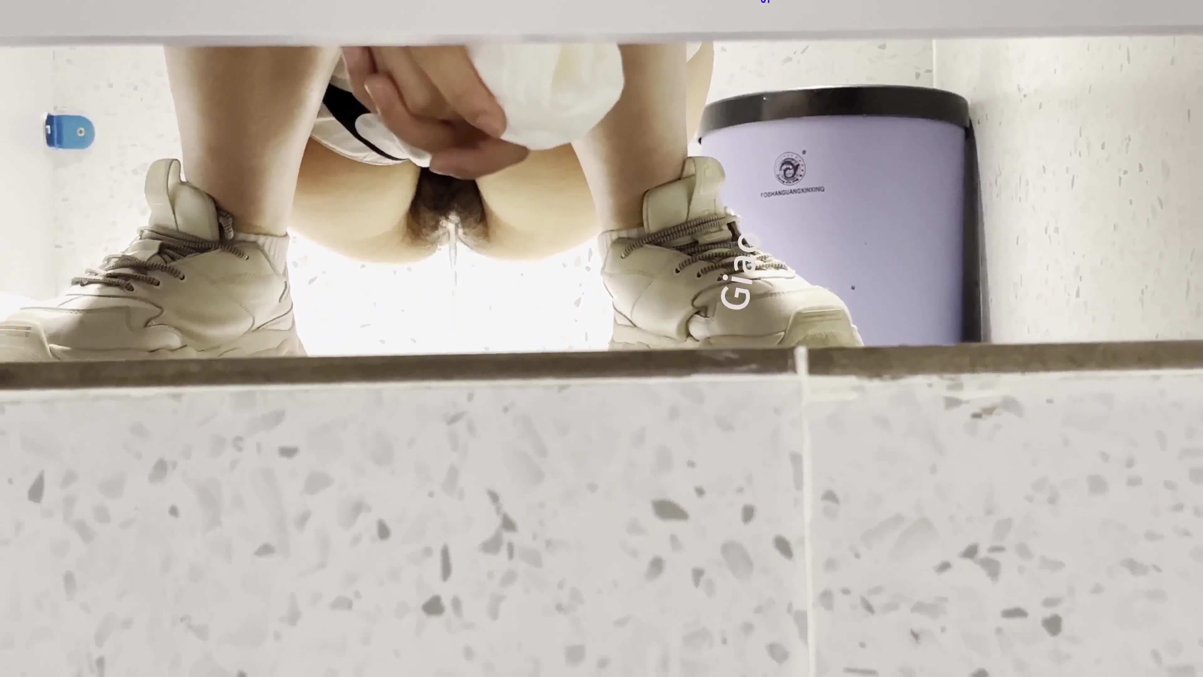 ri.bi-KTV女厕全景偷拍 几位高颜值美女的极品鲍鱼