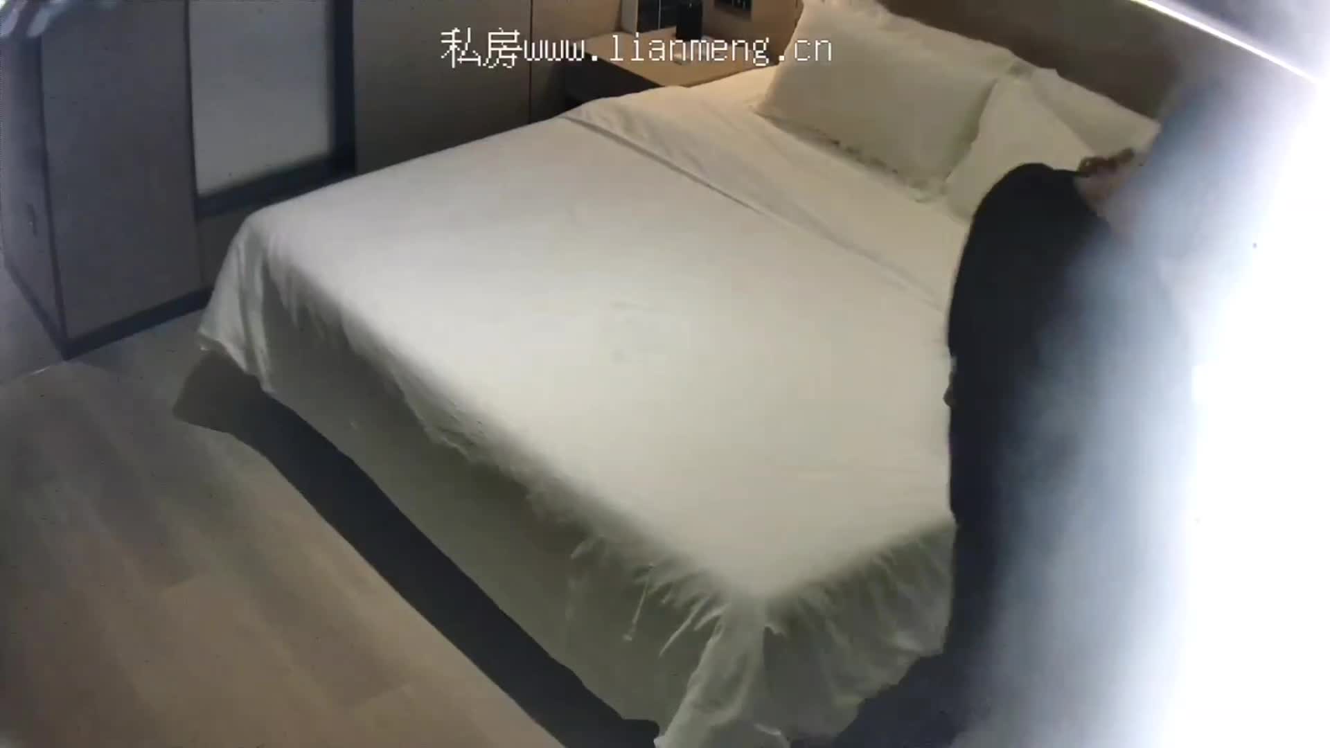 2024-10-15 新流出酒店偷拍 火热更新！饥渴年轻情侣下班开房，小哥饿虎扑羊，妹子上演精彩大战！干柴烈火的小哥进门就抱疯狂亲吻 扯掉衣服激烈缠绵男生激烈抽插高频率撞击男生猛烈 冲刺女生大声呻吟 两人同时到达高潮