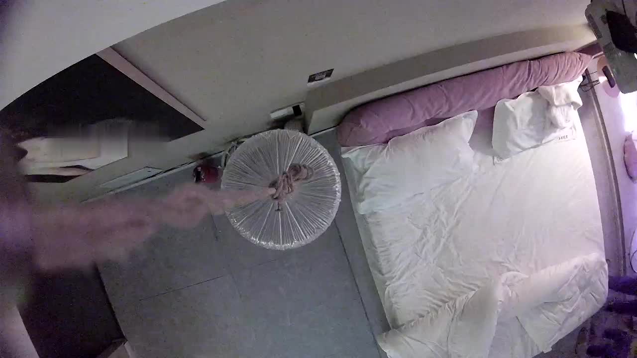 2023-12-25 绝版酒店这对小情侣 他们特别喜欢录像！那个男生每次做爱都要打开手机录像，女生不但不反对，反而特别配合，就像现场直播一样！