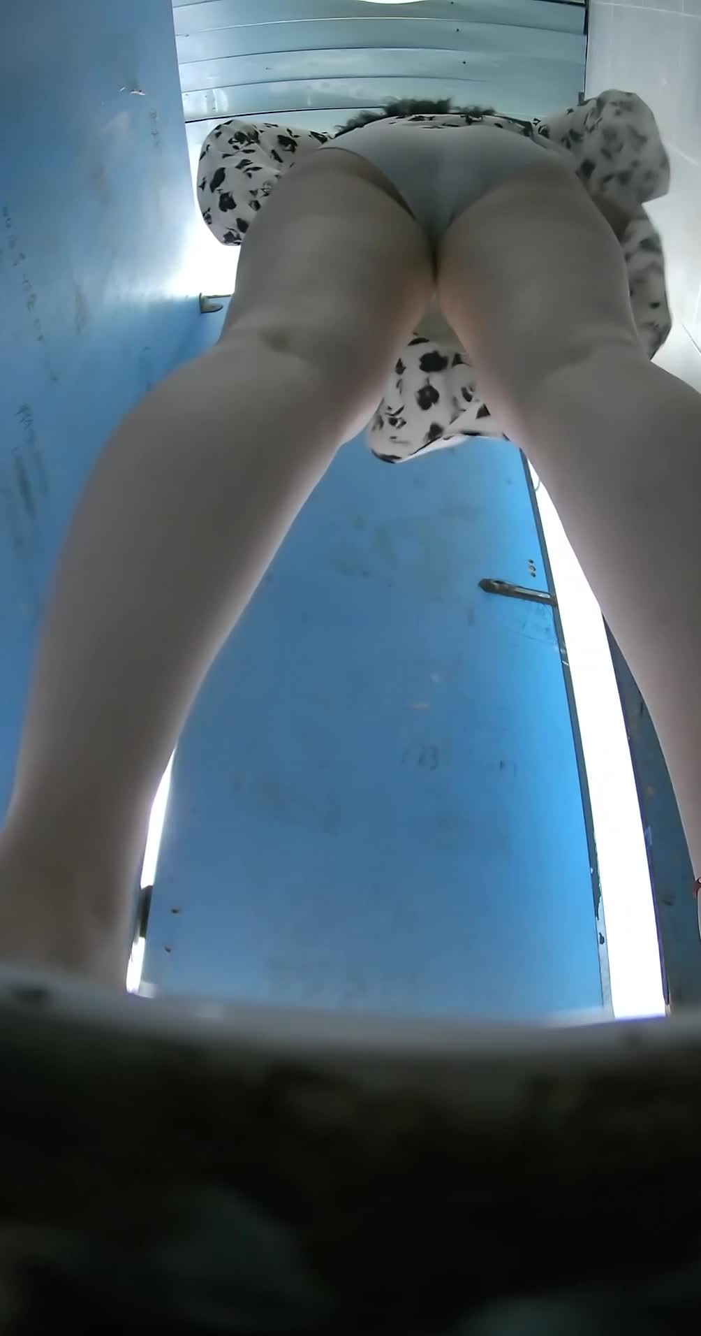 ri.bi-食品厂女厕全景偷拍两位美女职员 干净又肥美的大鲍鱼