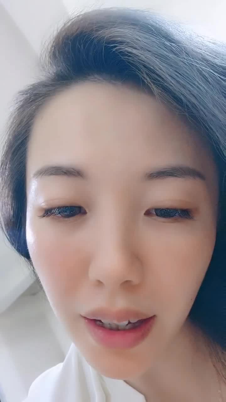 ri.bi-妩媚撩人的小飘飘女神的诱惑，火辣激情脱衣艳舞，各种撩骚动作特写展示，抠逼揉奶淫水多多，让小妹舔弄阴蒂