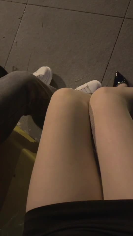 ri.bi-极品身材反差婊御姐『叶子』复出最新合集，黑丝M腿制服诱惑 户外露出啪啪，长腿翘臀女神在大鸡巴下姿意承欢