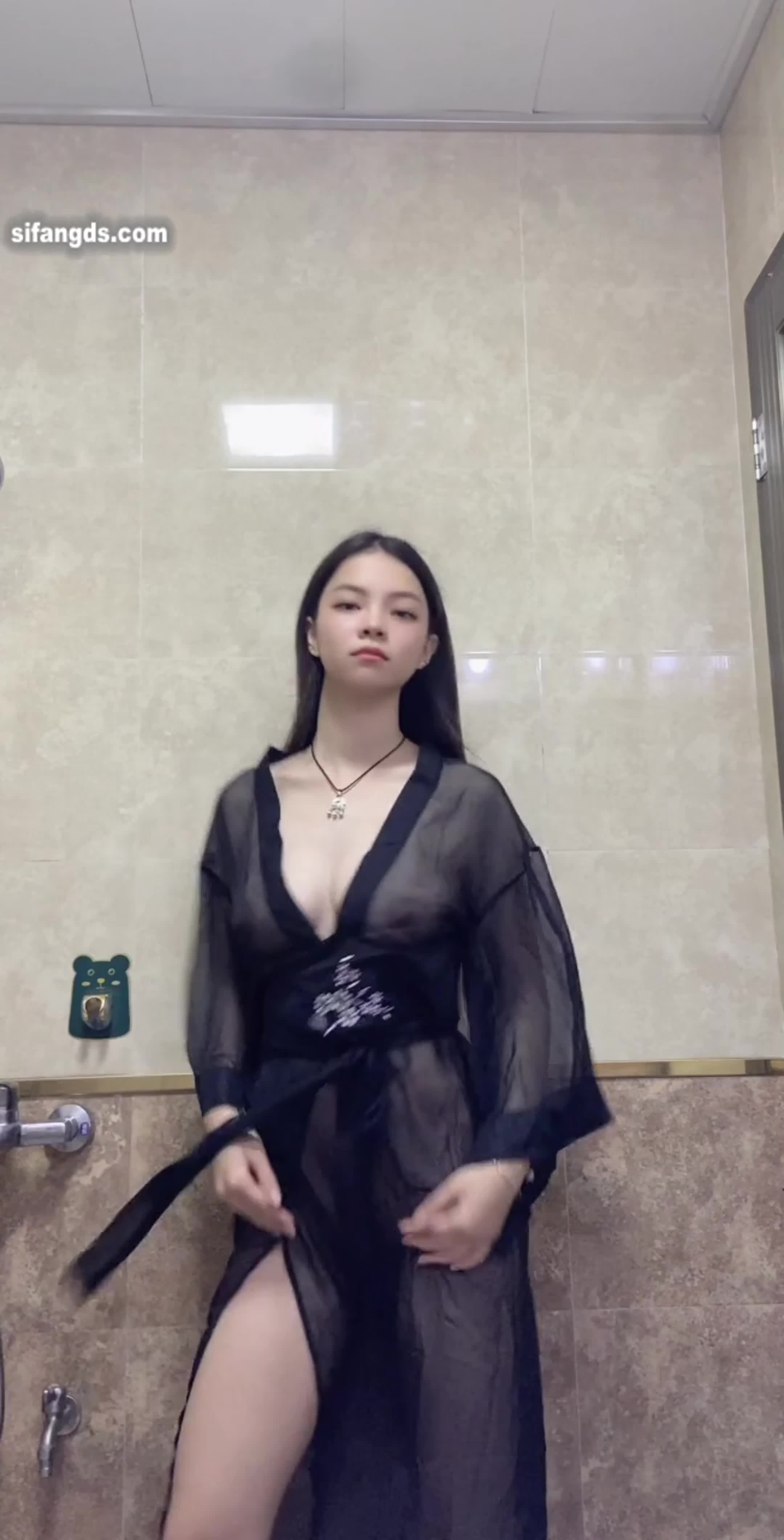 ri.bi-【01月10日新品】，高颜萌妹，推特福利姬【安慕希】露脸定制，裸舞《人猿泰山》摇摆，坚挺大奶，非常有感觉