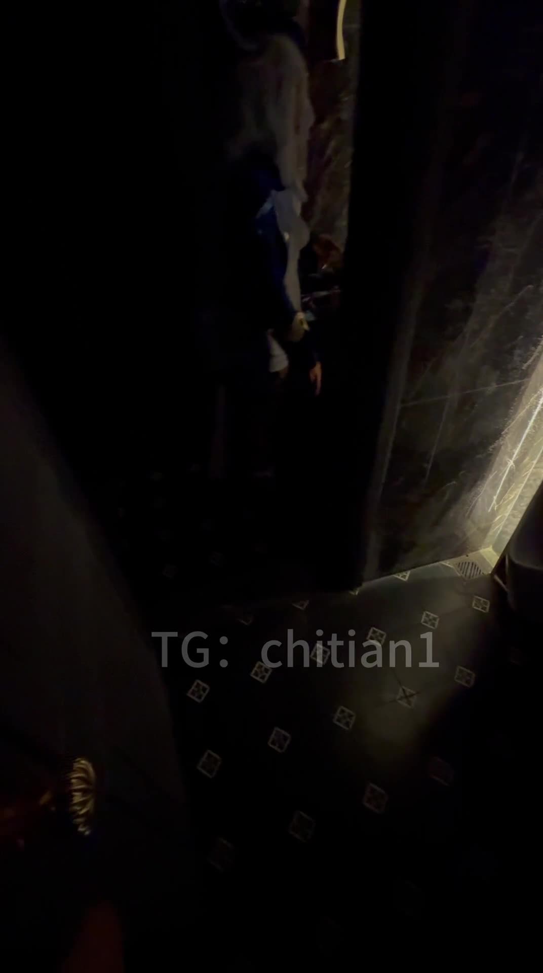 ri.bi-【2025年新品】可盐可甜COS抽像女菩萨【池甜chitian1】纸飞机VIP群福利①，各种露脸性爱，高潮喷水