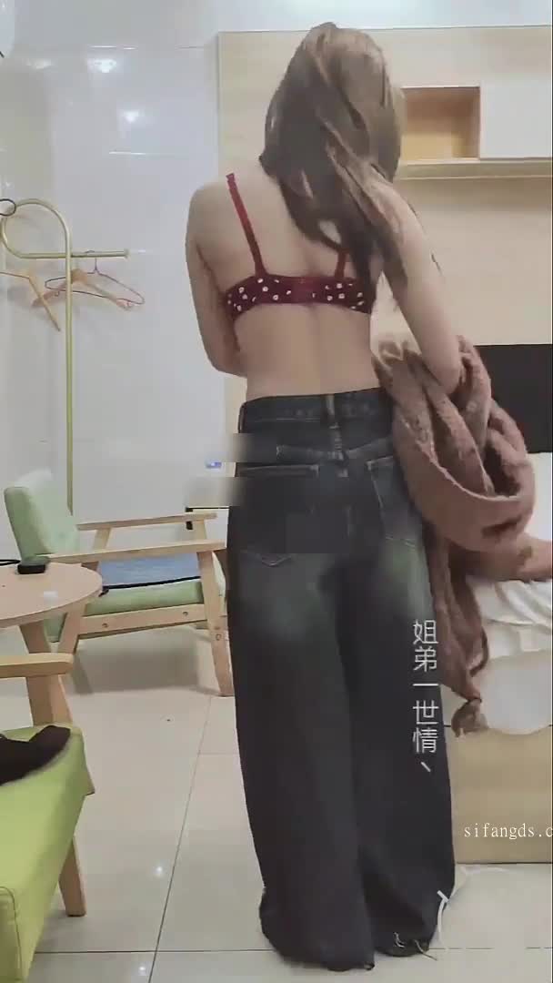 ri.bi-姐弟乱伦 终于拿下婚内出轨被姐夫捉奸在床的姐姐 操到喷水全程淫叫呻吟不断 身体超敏感轻微抚摸都能让她反应剧烈