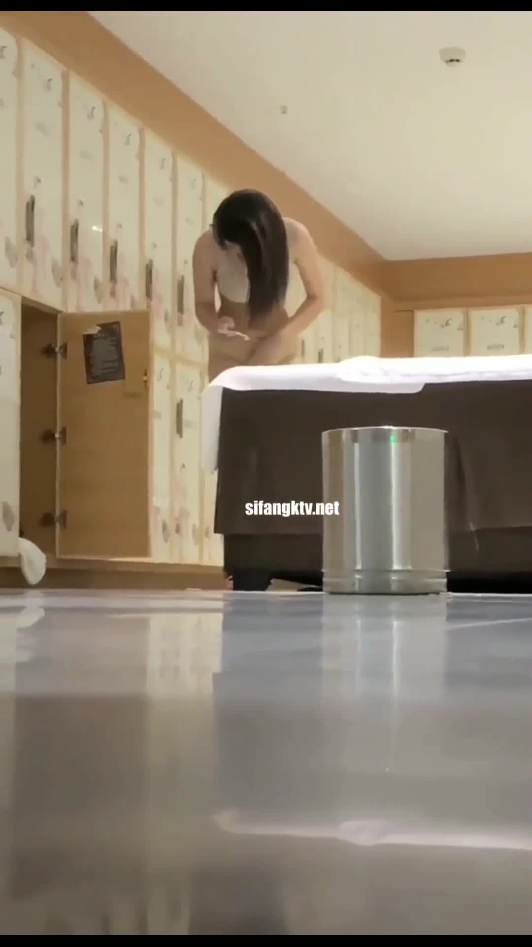 ri.bi-大众浴室内部员工偷拍 多位美女少妇光溜溜的换衣服