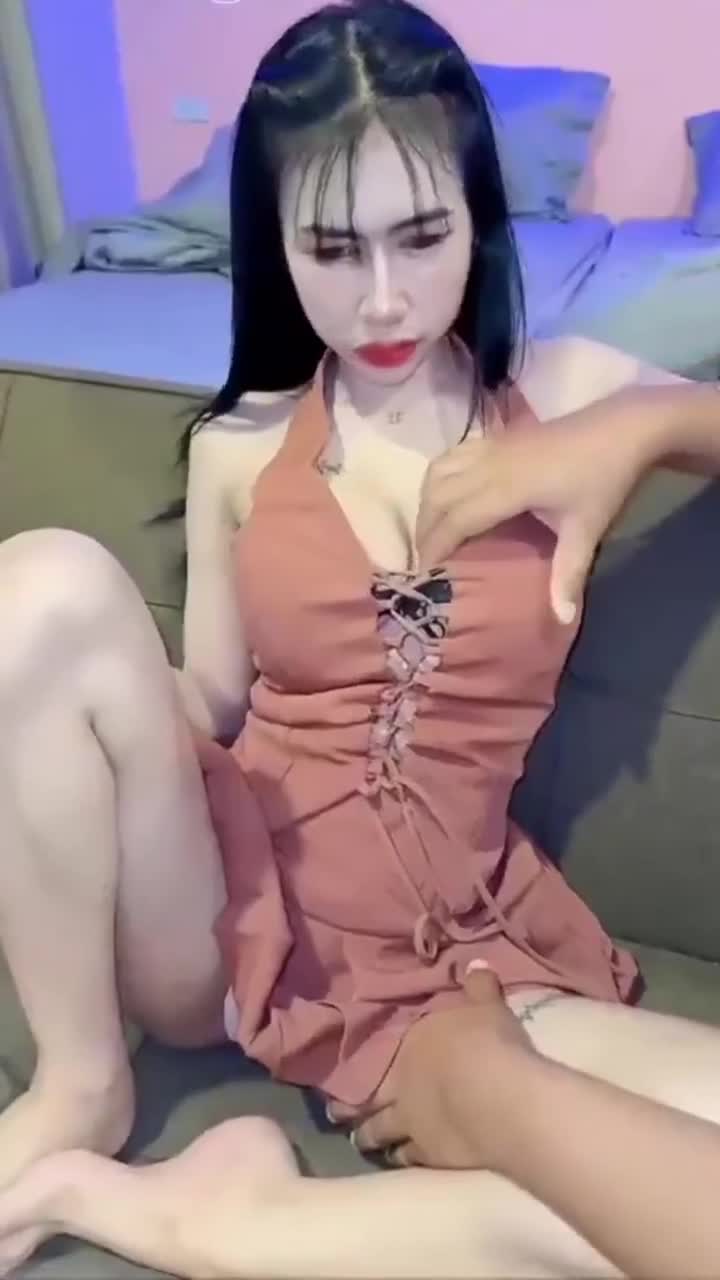 ri.bi-大奶美女3P 身材丰满 被两根大鸡吧不停连续无套猛怼 精液射满稀毛鲍鱼 咕咕流出