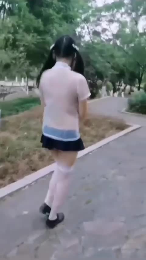 #偷拍自拍 #素人 #反差婊 #业余真实 #丝袜
反差母狗不顾旁边有人户外露出